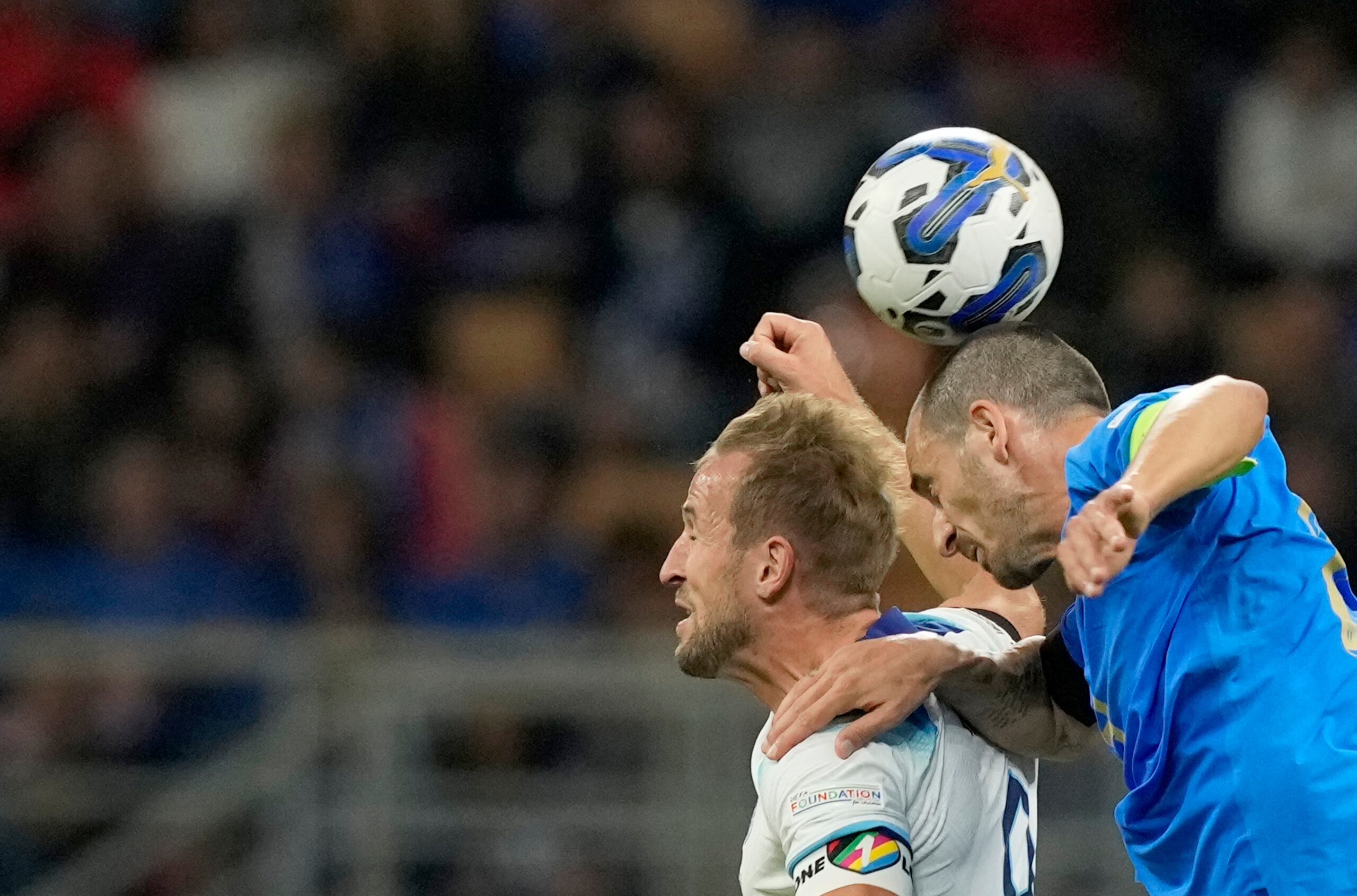 Harri Kane, de Inglaterra, y Leonardo Bonucci, de Italia, saltan en busca de un balón, durante un partido de la Liga de Naciones. (AP Foto/Antonio Calanni)