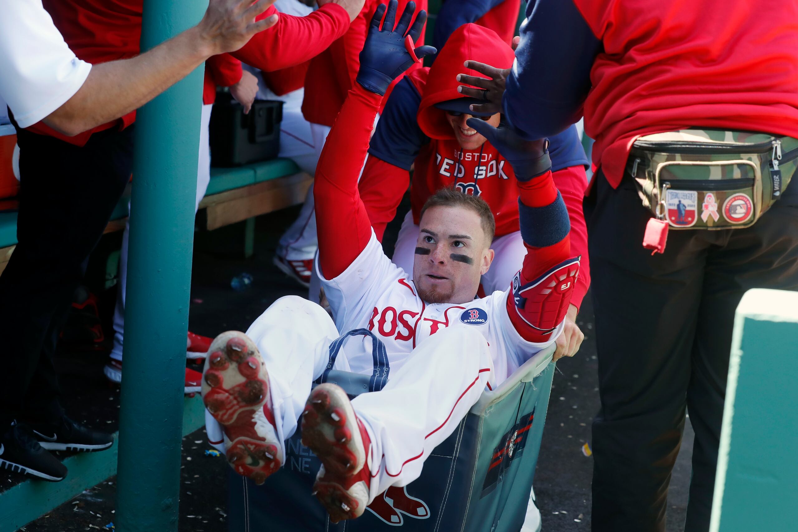 Los Red Sox celebran Christian Vázquez su solitario cuadrangular conectado en el partido.