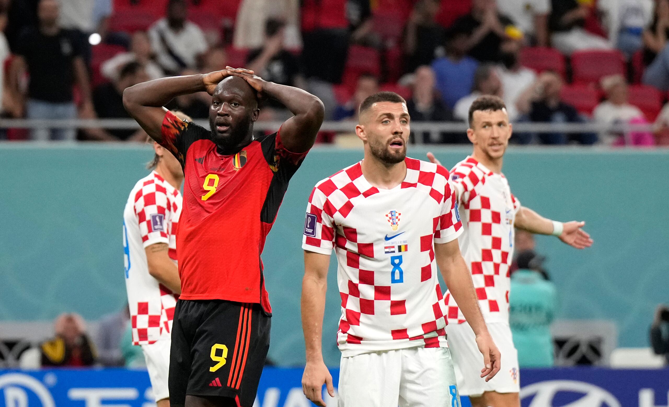 El delantero belga Romelu Lukaku tras malograr una ocasión en el partido contra Croacia por el Grupo F del Mundial, en Rayán, Qatar, el 1 de diciembre de 2022. (AP Foto/Ricardo Mazalán)