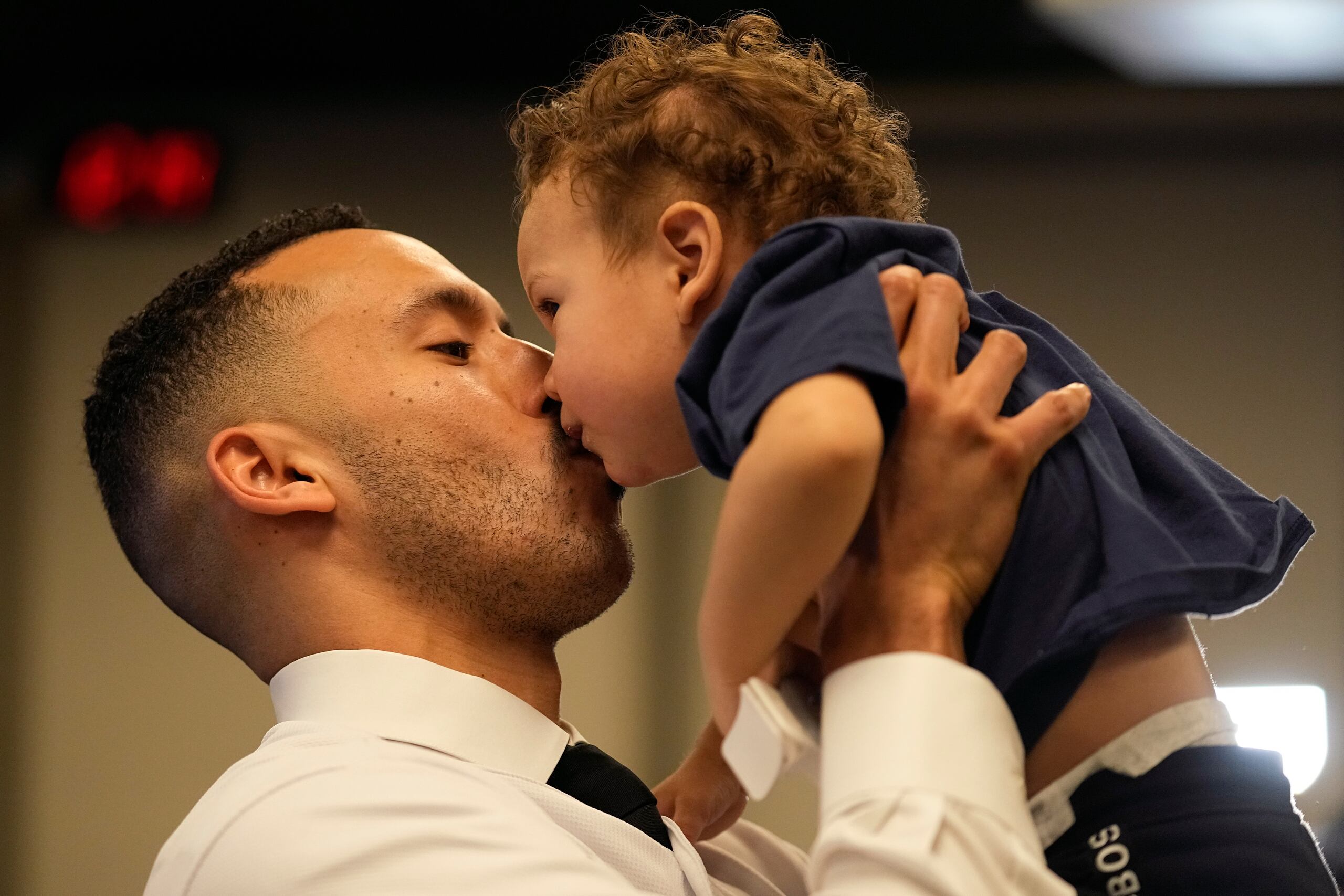 Carlos Correa besa a su hijo Kylo cuando fue presentado por los Twins.