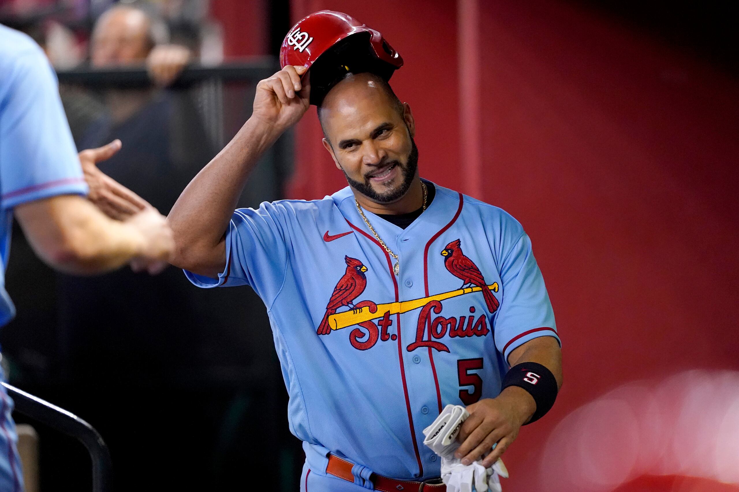 El dominicano Albert Pujols, de los Cardenales de San Luis, ríe en la cueva durante el encuentro del sábado 20 de agosto de 2022, ante los Diamondbacks de Arizona (AP Foto/Matt York)