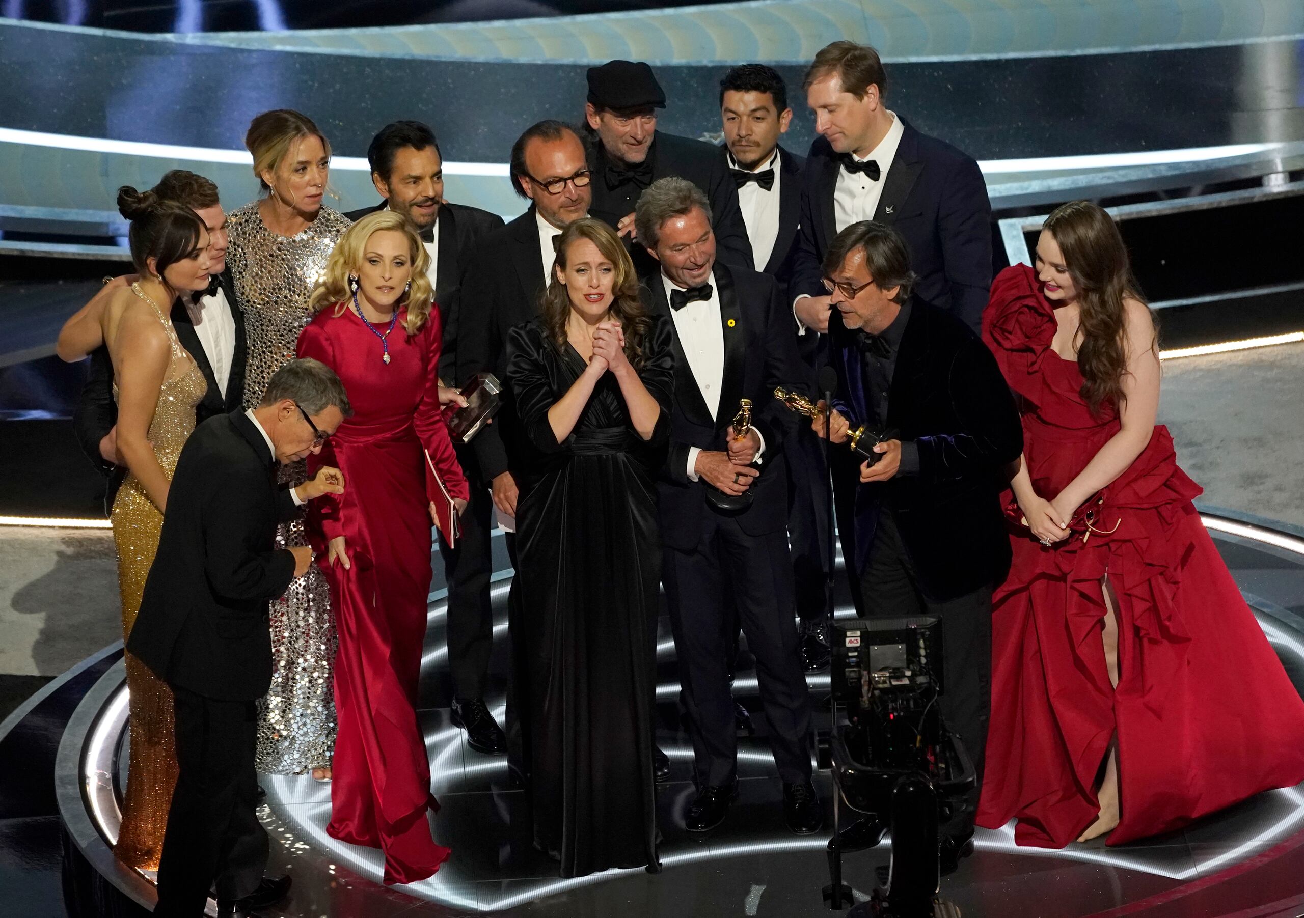 El elenco del filme ganador recibe el galardón de la noche.