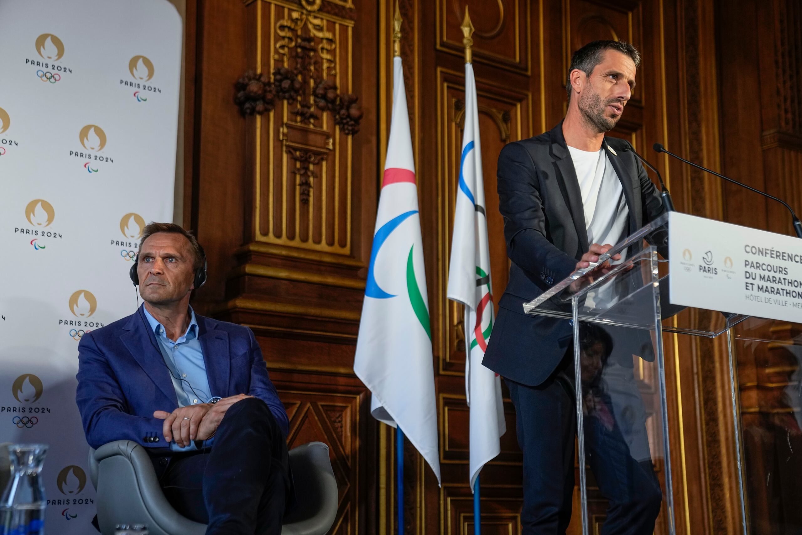 El presidente de World Athletics Jon Ridgeon y el presidente del comité organizador de los Juegos Olímpicos de París 2024 Tony Estanguet en conferencia de prensa en el edificio del ayuntamiento de París durante la presentación de la ruta del maratón olímpico el miércoles 5 de octubre del 2022.