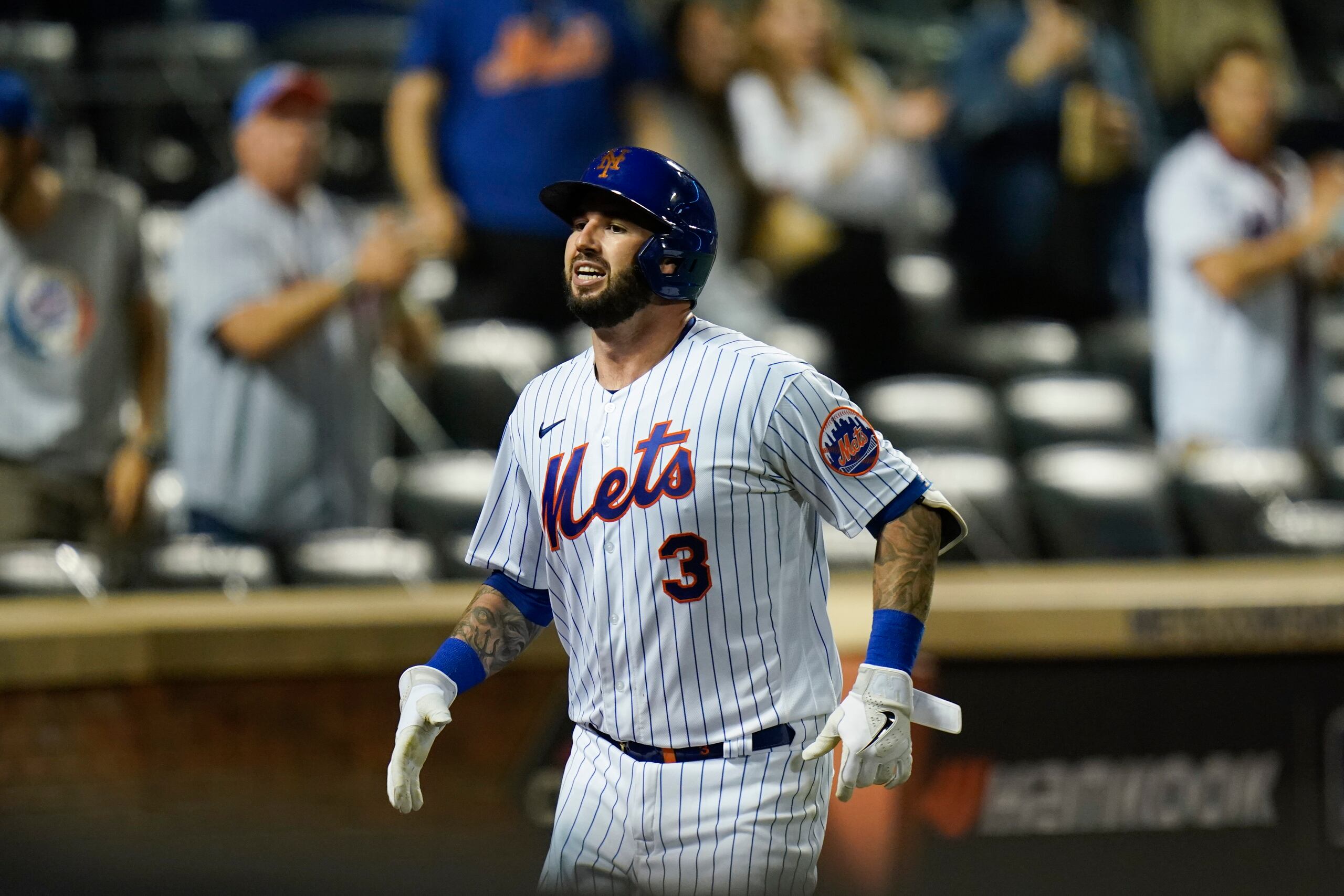 El receptor boricua de los Mets de Nueva York, Tomás Nido, se sonríe tras llegar al plato luego de conectar un cuadrangular de dos carreras que le dio la victoria a su equipo sobre los Rockies el martes.