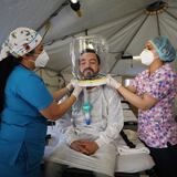 Hospital en Bogotá usa cascos ‘burbuja’ en pacientes COVID-19