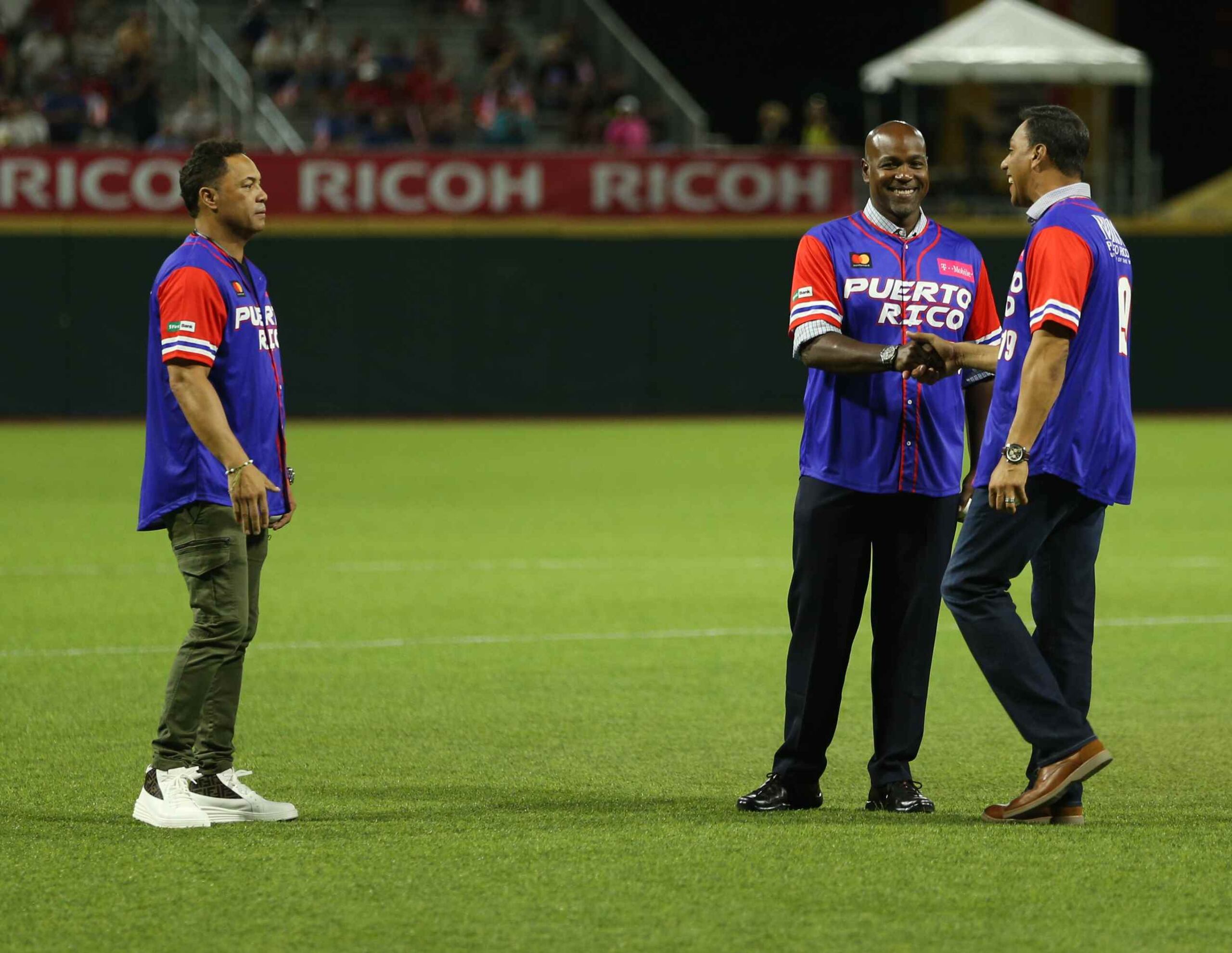 Roberto Alomar, Carlos Delgado y Juan "Igor" González antes de comenzar el partido de Puerto Rico contra Panamá.