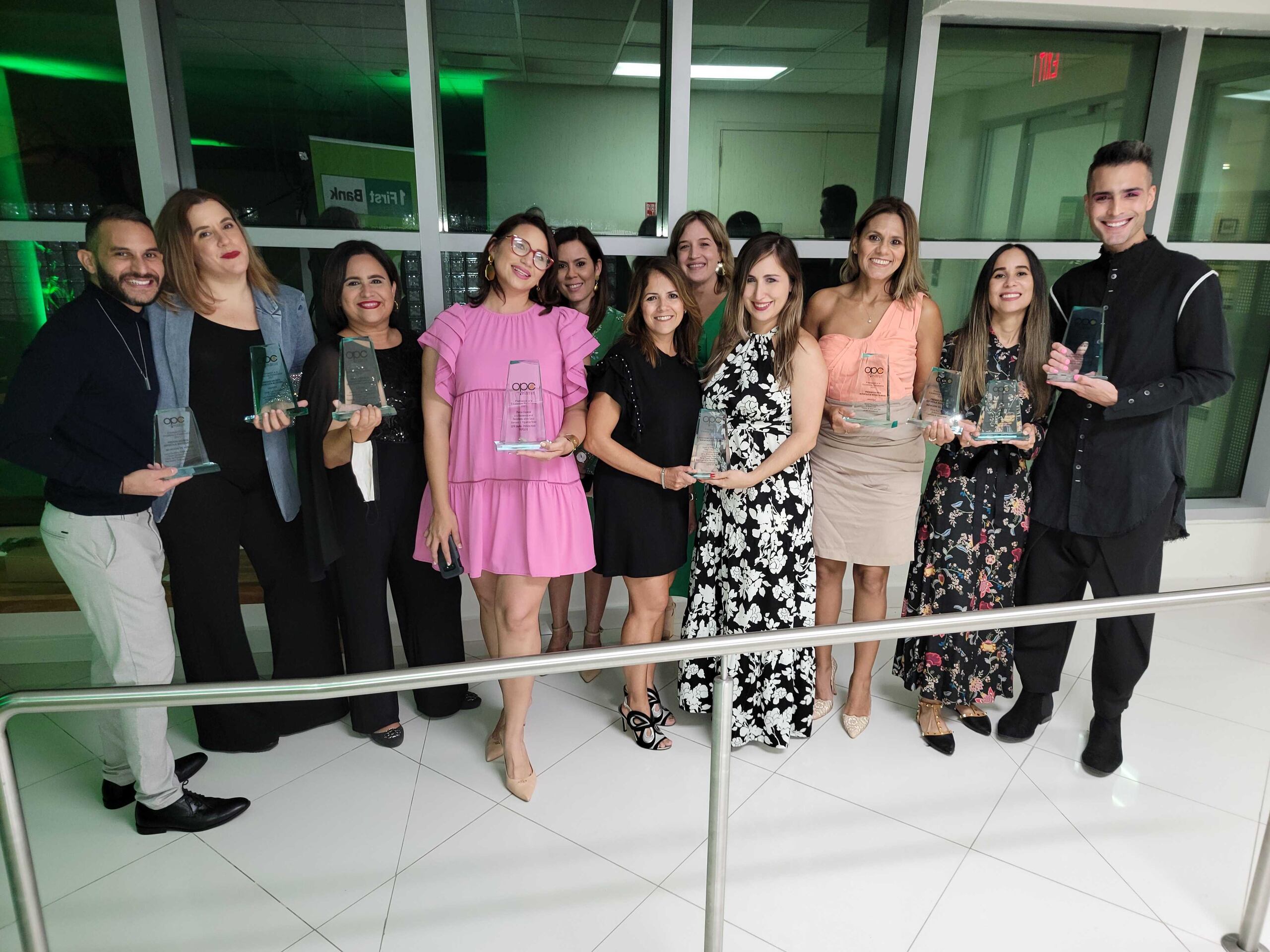 El grupo de periodistas y fotoperiodistas de Primera Hora y El Nuevo Día sonríen con sus premios tras finalizar la ceremonia.