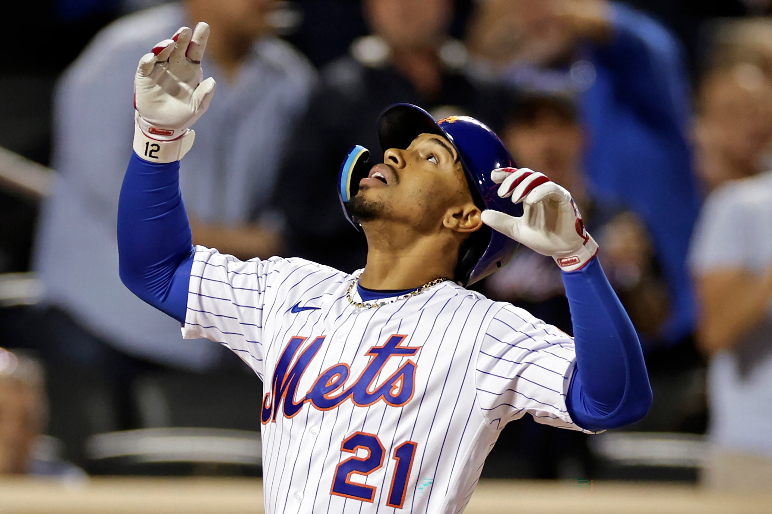 El puertorriqueño Francisco Lindor, con el número 21 en el Día de Roberto Clemente, lanza un agradecimiento a las alturas tras el bambinazo del jueves.