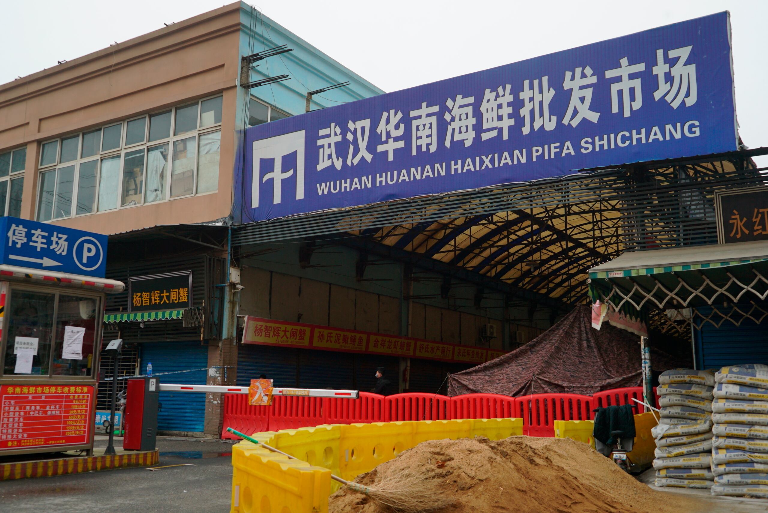 Las muestras fueron recogidas de superficies en el mercado de mariscos Huanan en Wuhan, después de que aparecieran los primeros casos humanos de COVID-19 a fines de 2019.