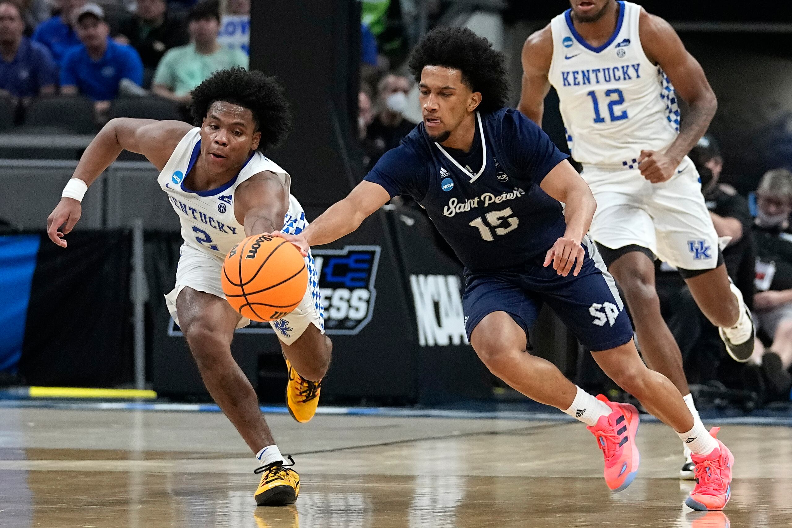 El puertorriqueño Matthew Lee (15) y la Universidad de Saint Peter's eliminaron a los favoritos Wildcats de Kentucky.