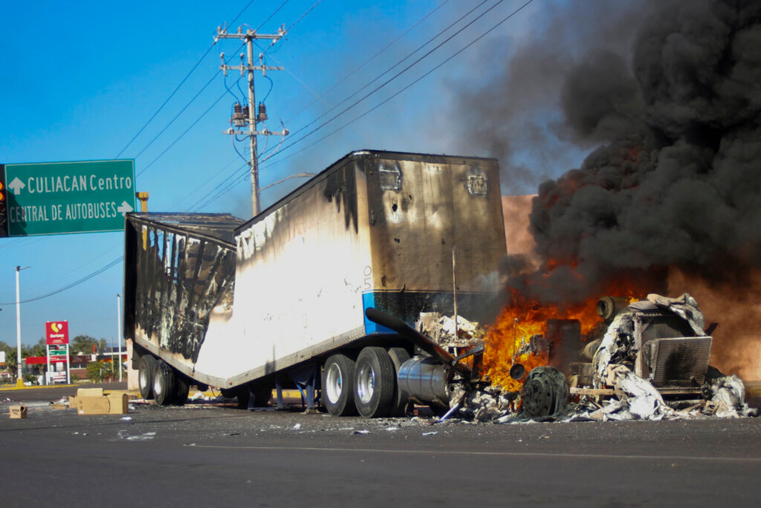 Un camión arde en una calle de Culiacán, en el estado de Sinaloa, el 5 de enero de 2023.