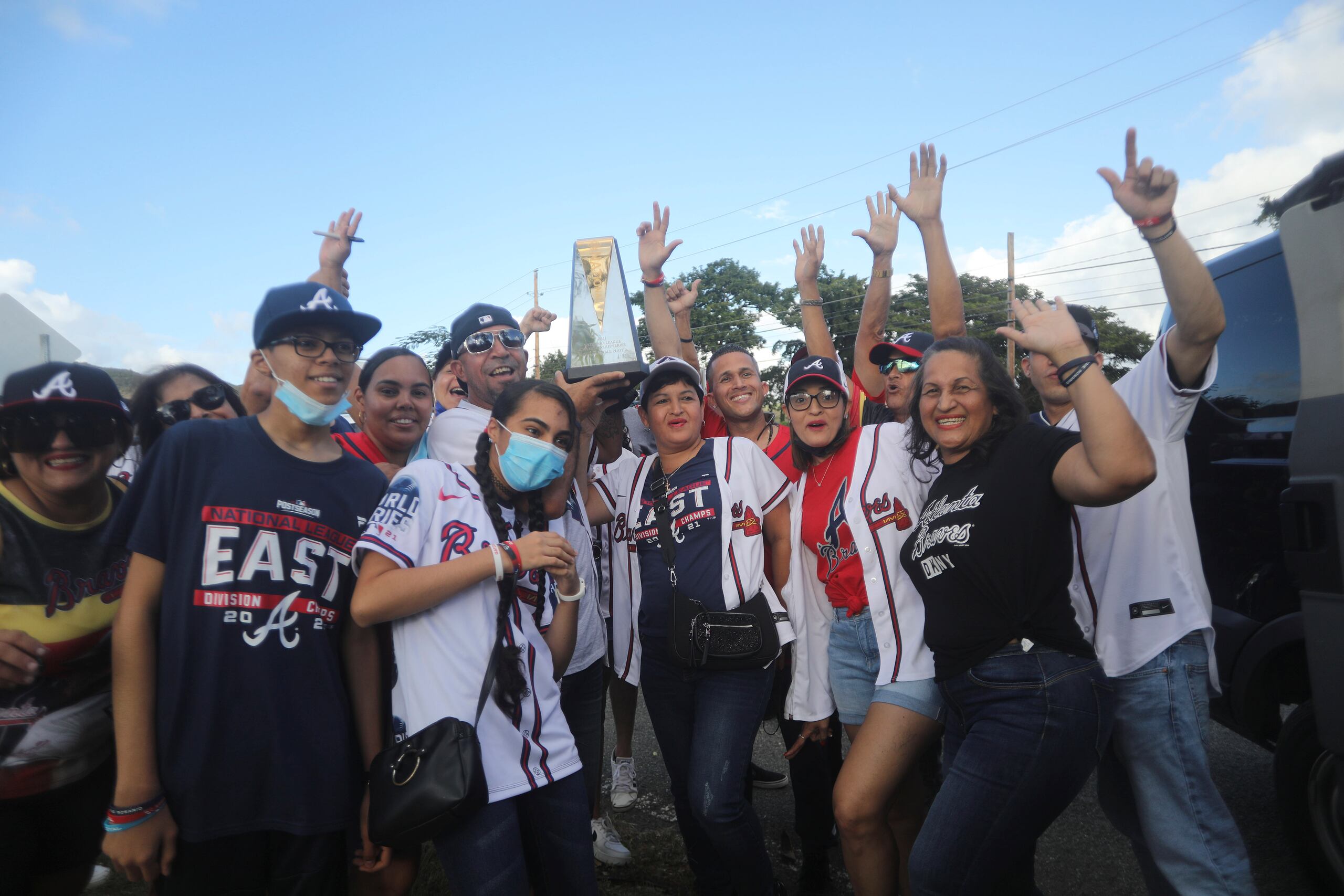 Los padres de Eddie Rosario (centro) y sus familiares celebran el regreso del pelotero a Guayama para festejar el campeonato de Serie Mundial con Atlanta.