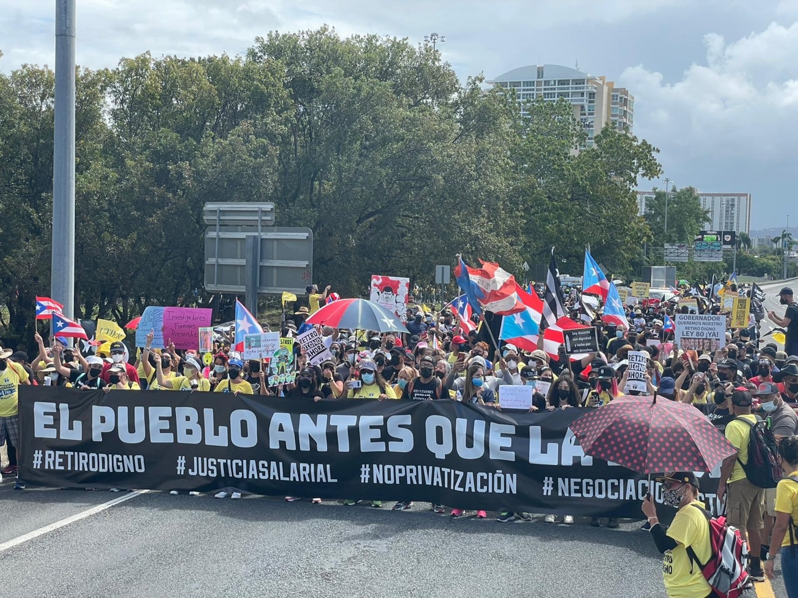 Decenas de empleados públicos caminando por el expreso a la altura del estadio Hiram Bithorn.