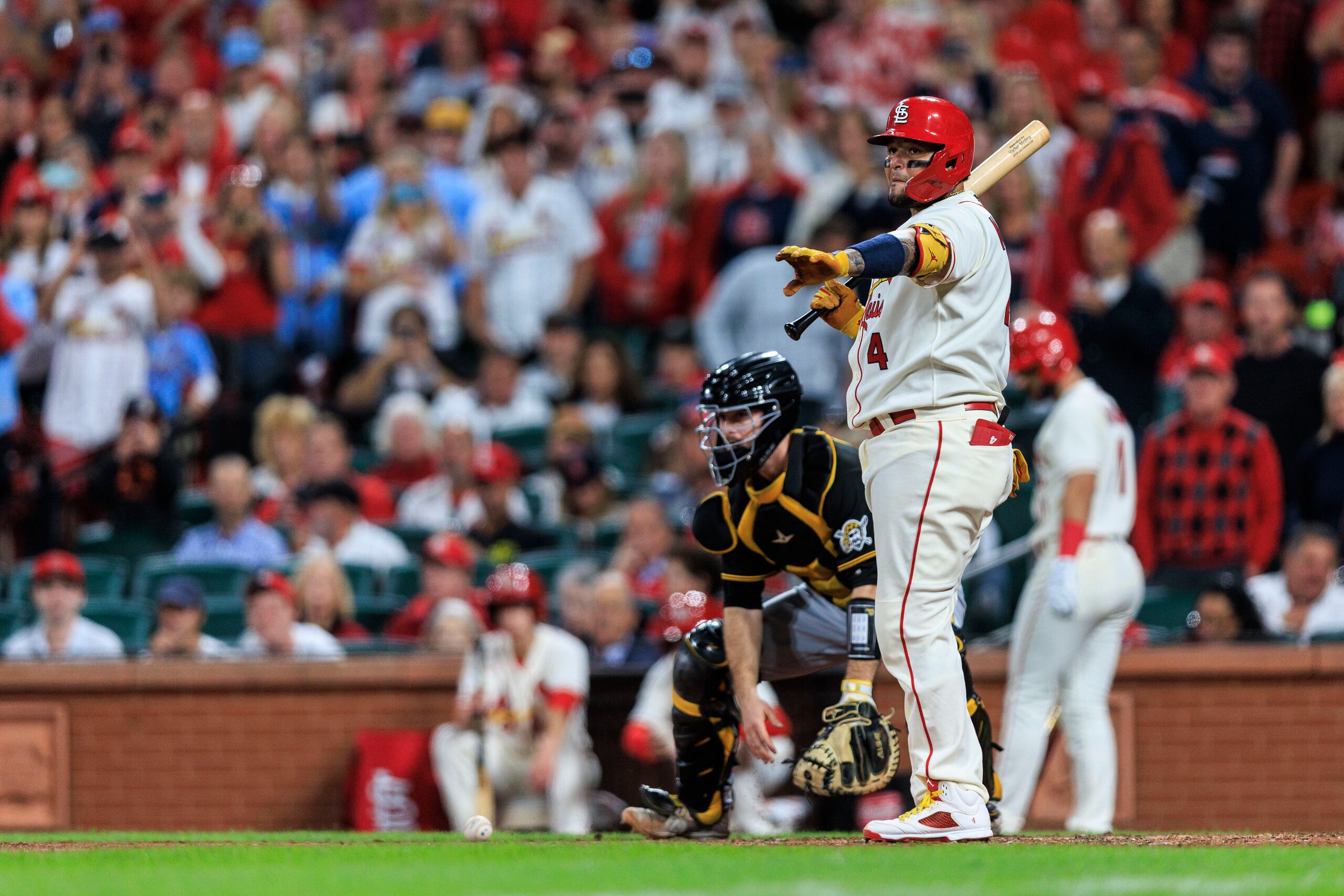 Yadier Molina se prepara para consumir un turno en el partido de este domingo en el Busch Stadium.