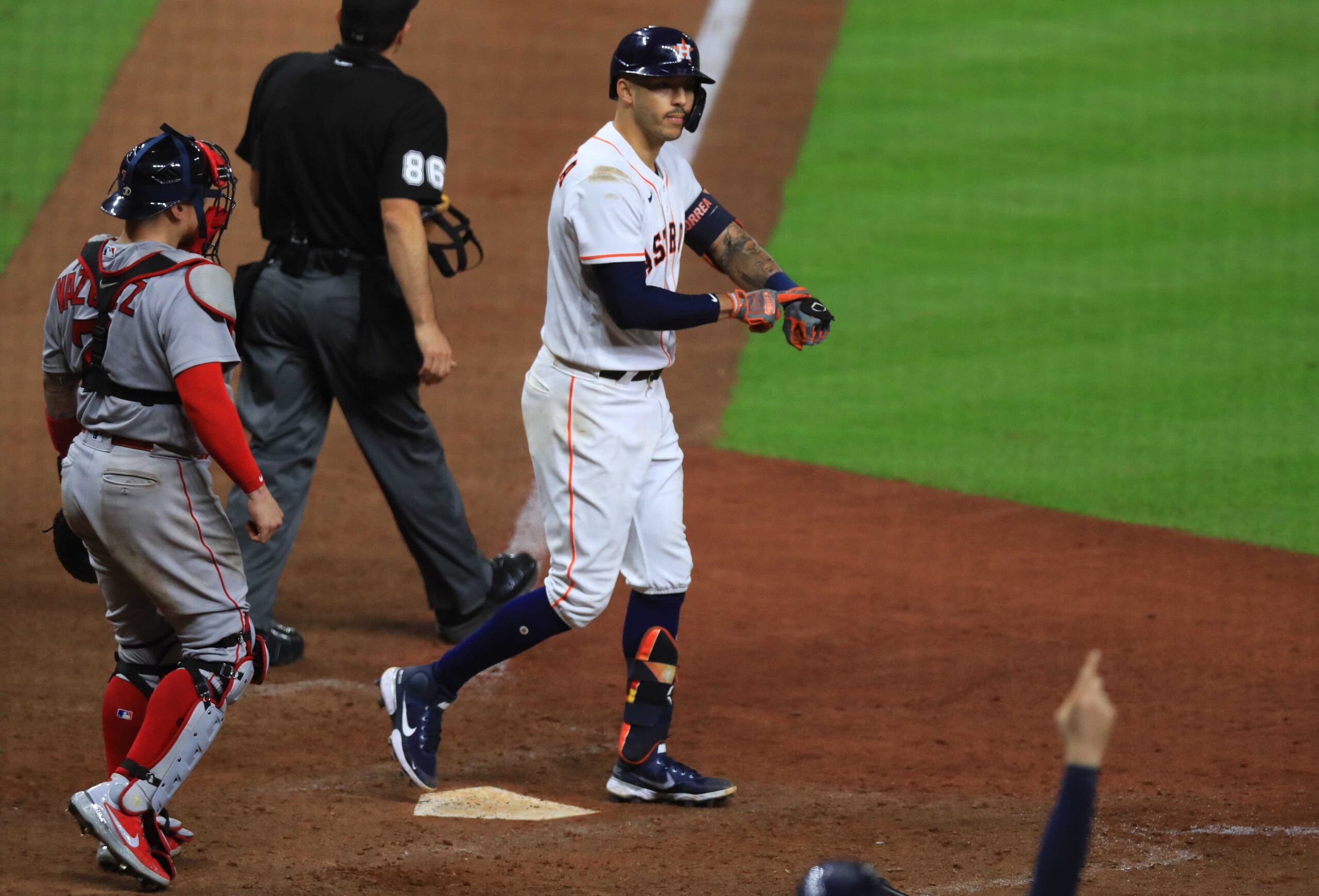 Carlos Correa señala que es su tiempo después de un batazo que le dio la ventaja a los Astros.