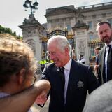 Carlos III muestra cercanía y amabilidad al saludar a admiradores en Buckingham