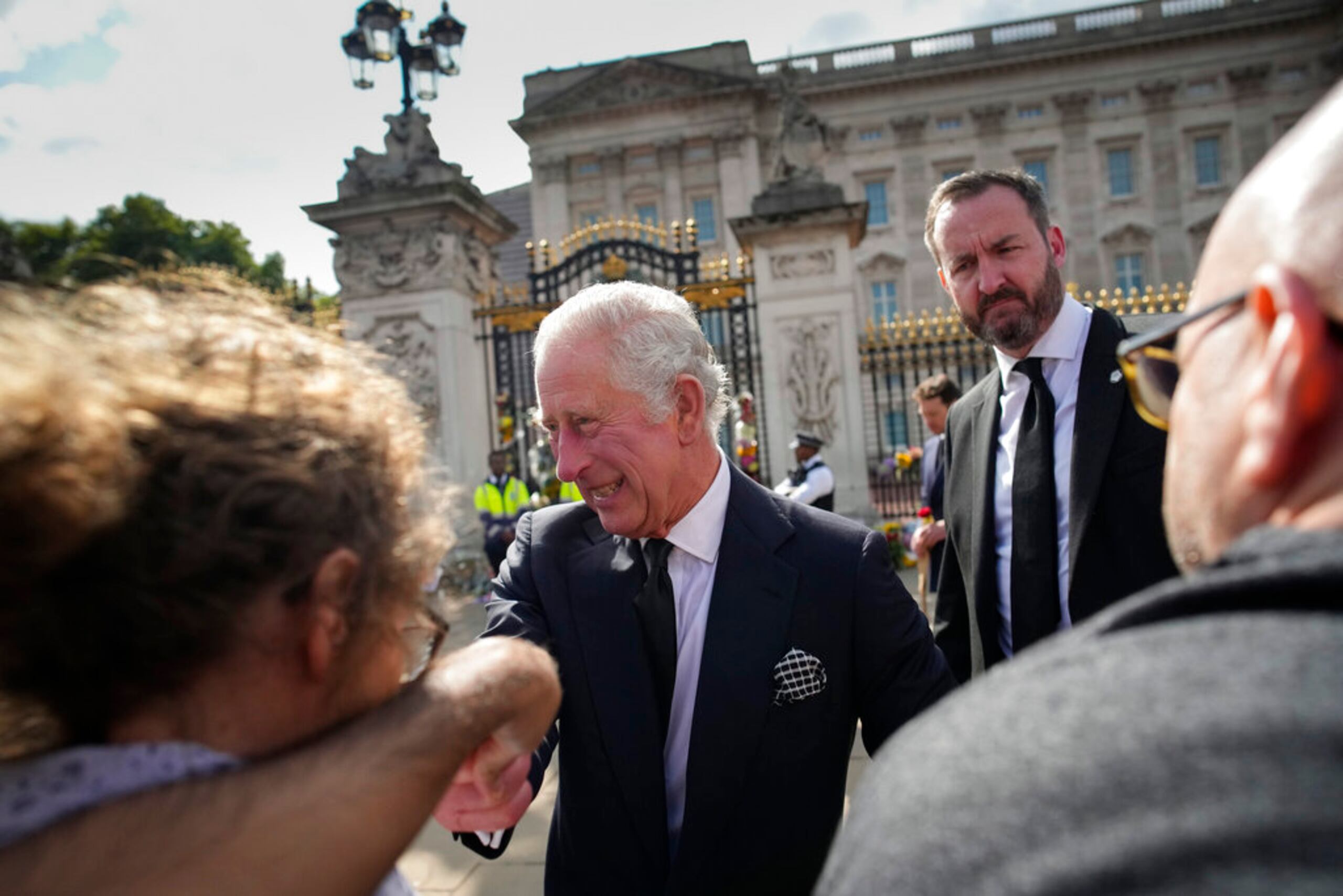 El rey Carlos III saluda a los dolientes frente al Palacio de Buckingham en Londres, el 9 de septiembre de 2022.