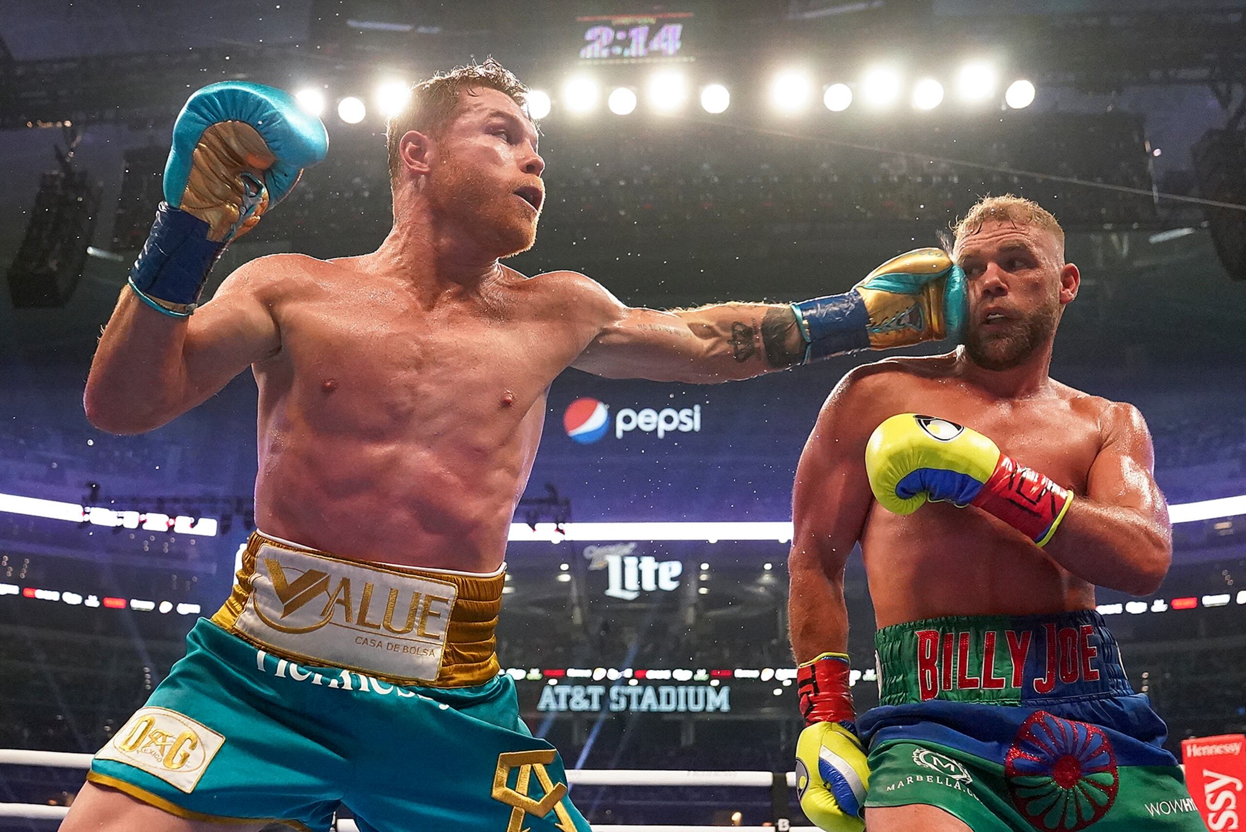 Canelo Alvarez conecta una izquierda al rostro de Joe Saunders durante la pelea en el estadio AT&T.