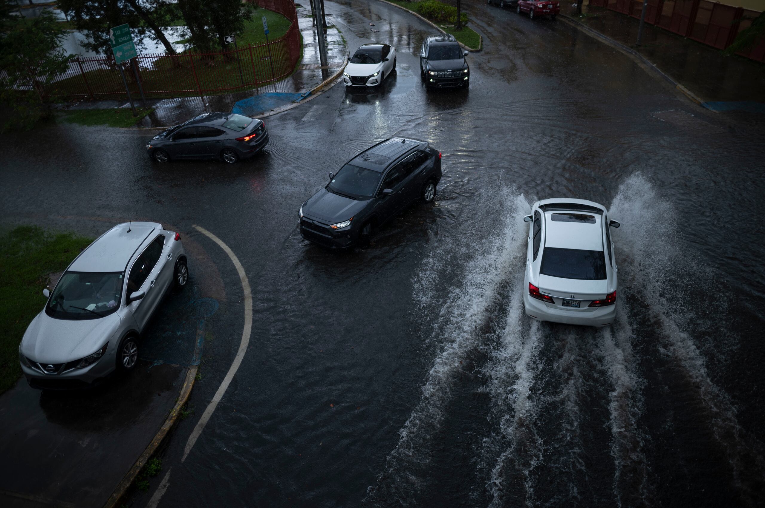 Se exhorta a tener precaución al conducir en áreas inundadas.