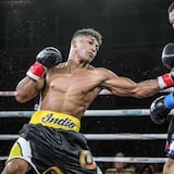 Juan ‘Indio’ Camacho Jr. estuvo imponente sobre Carlos Buitrago