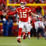 Pat Mahomes acuerda firmar por más de $400 millones