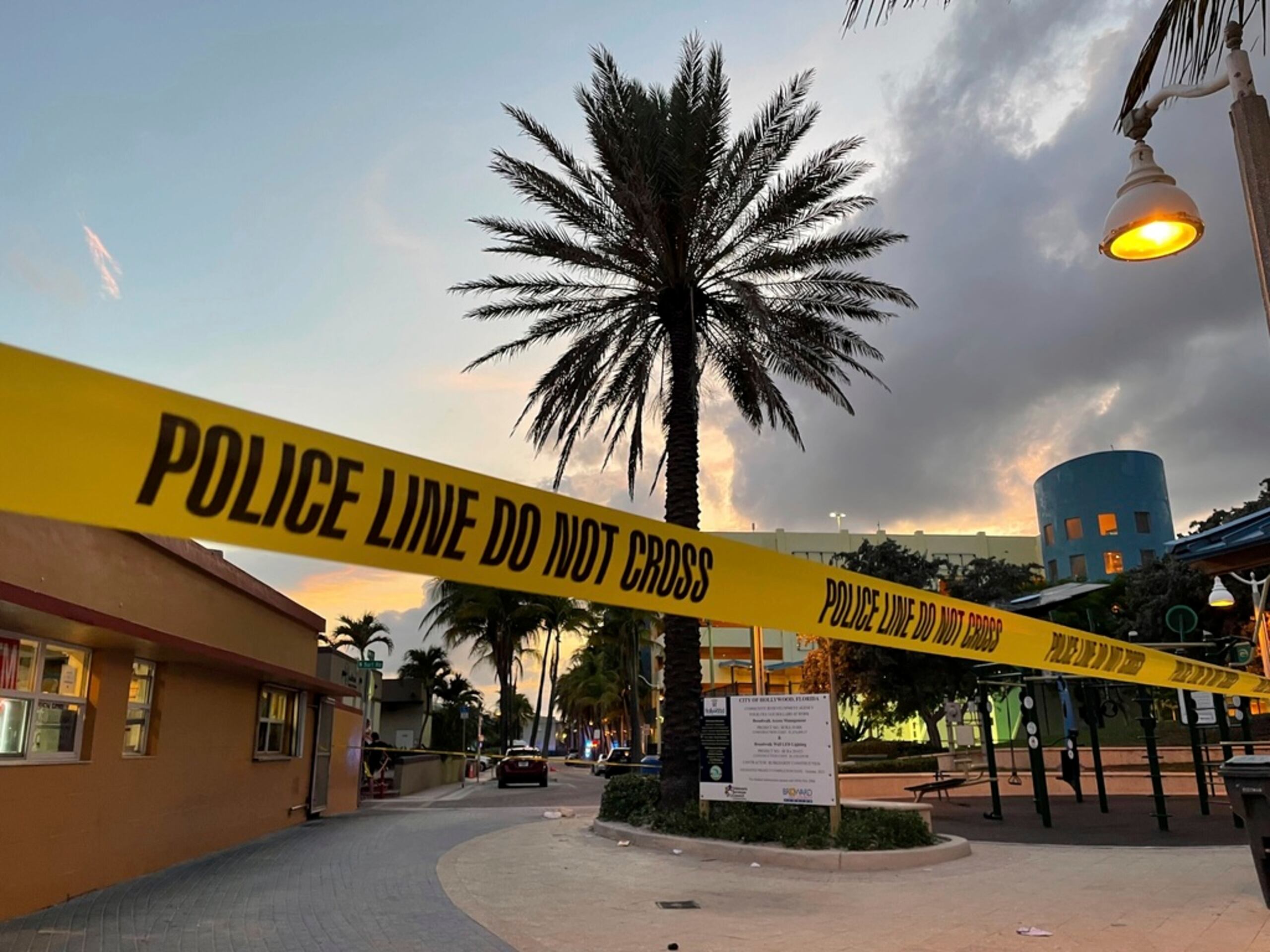 La policía y testigos dijeron que los disparos comenzaron avanzada la tarde del lunes 29 de mayo, el Día de los Caídos en Guerras, al producirse un enfrentamiento en un concurrido tramo de tiendas en el paseo Hollywood Oceanfront Broadwalk, al sur de Fort Lauderdale.