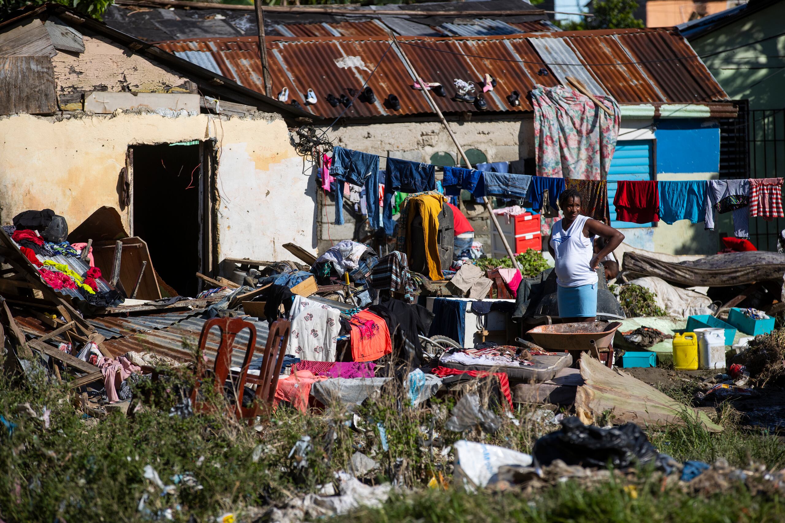 Una mujer permanece junto a sus pertenencias hoy, en el barrio Los Ríos inundado por las lluvias, en Santo Domingo (República Dominicana). EFE/Orlando Barría