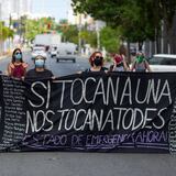 Manifestantes llegan a la Oficina de la Procuradora de las Mujeres 