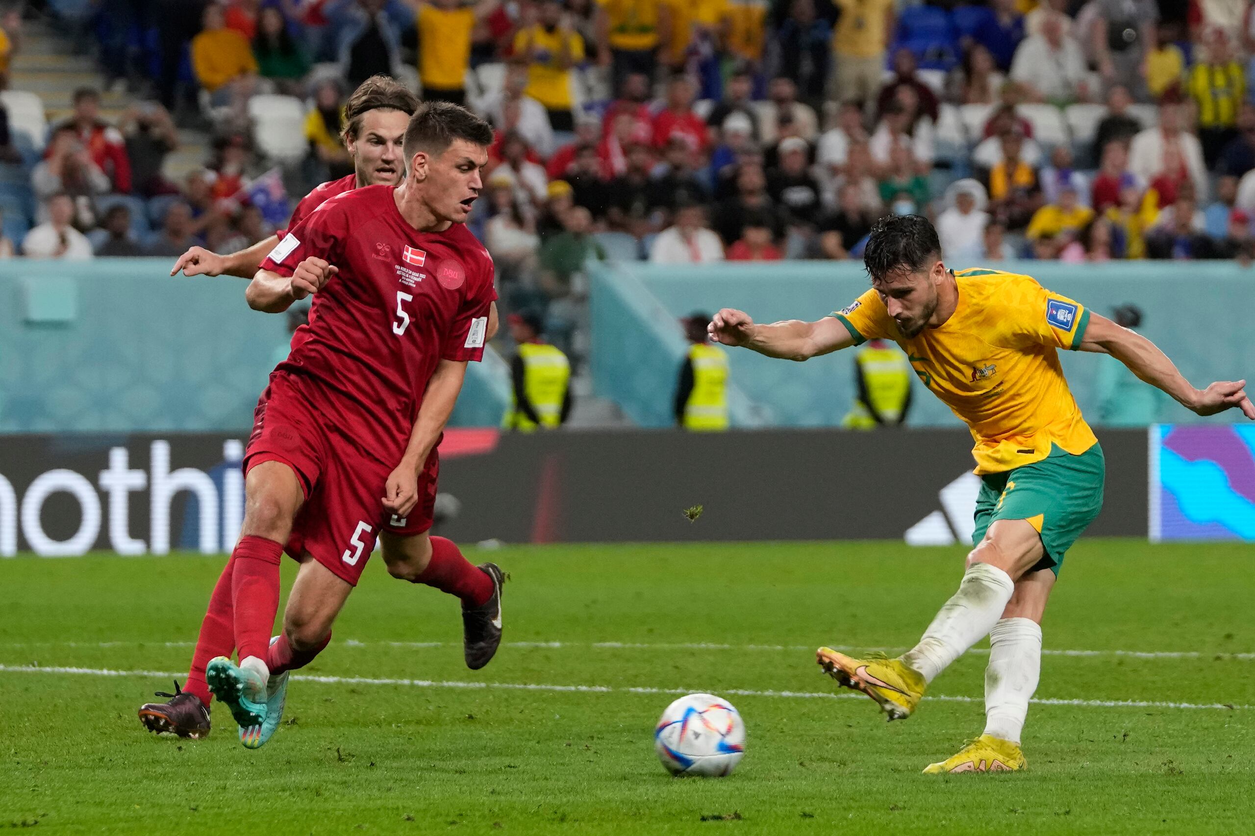 Mathew Leckie le pega el zurdazo que le dio el gol en la victoria de Australia sobre Dinamarca y que clasificó a los primeros a los octavos de final de Qatar 2022.