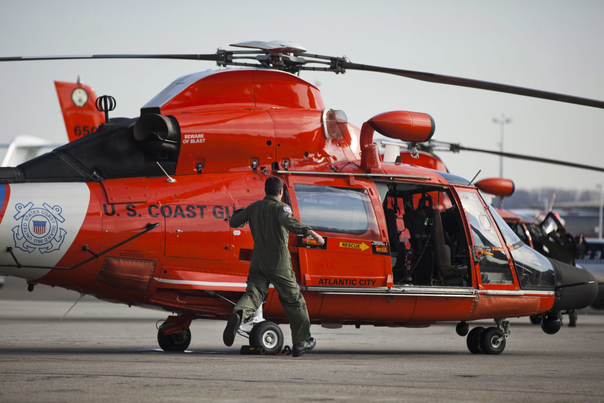 Un helicóptero de la Guardia Costera rescató al joven, quien se hallaba consciente y de inmediato fue trasladado al aeropuerto New Orleans Lakefront, donde lo esperaban personal de emergencia. (Imagen de archivo/EFE/JIM LO SCALZO)