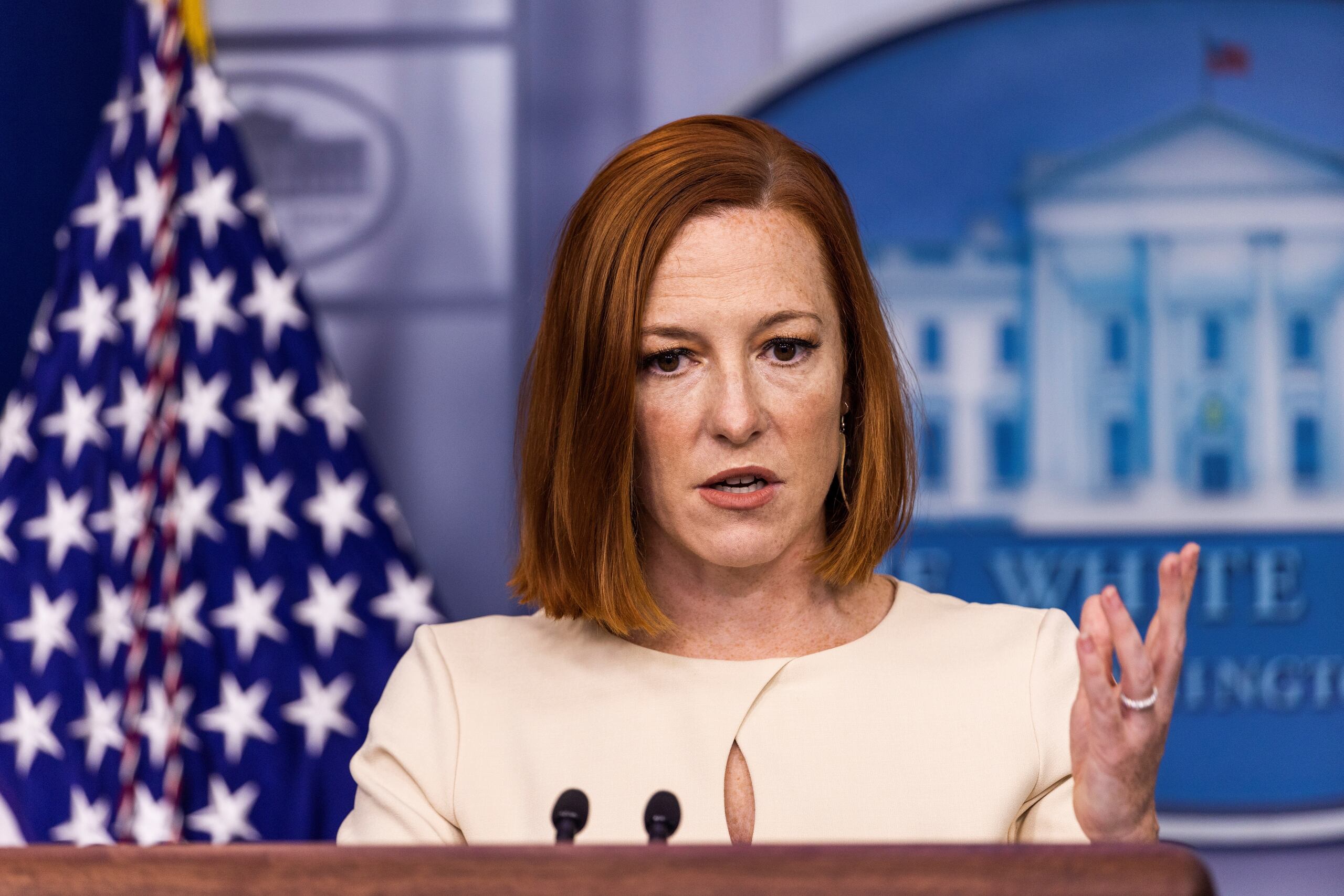 La portavoz de Casa Blanca, Jen Psaki, indicó que el presidente Joe Biden tomó la decisión final en las últimas 24 horas después de conversar por teléfono con sus aliados europeos, incluida la presidenta de la Comisión Europea, Ursula von der Leyen.