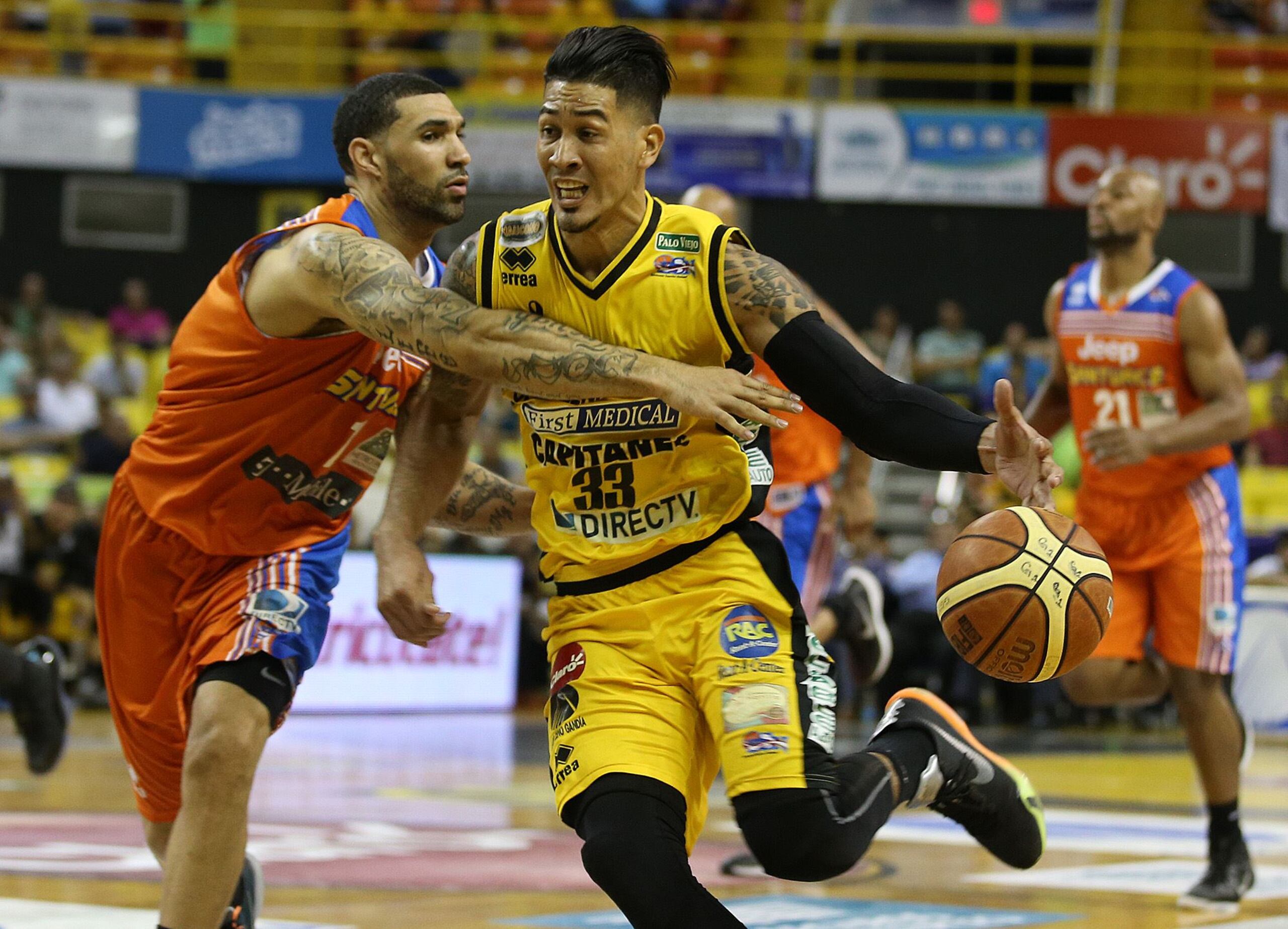 David Huertas maneja el balón contra Chester Simmons.