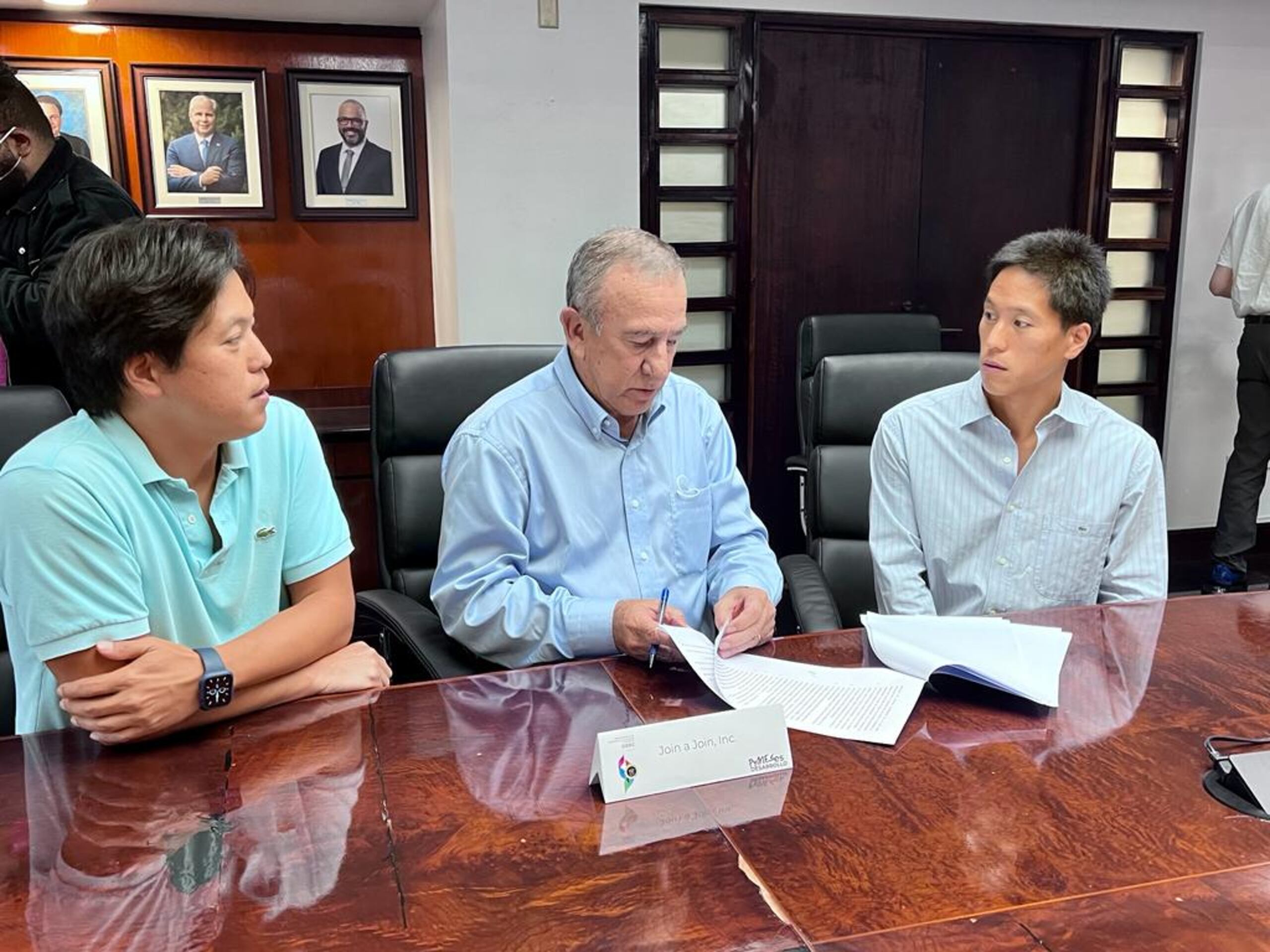 Los hermanos Mike y Steve Leung Chang, quienes crearon la plataforma para arrendamiento a corto plazo, Join a Join, junto al secretario de Desarrollo Económico y Comercio, Manuel Cidre