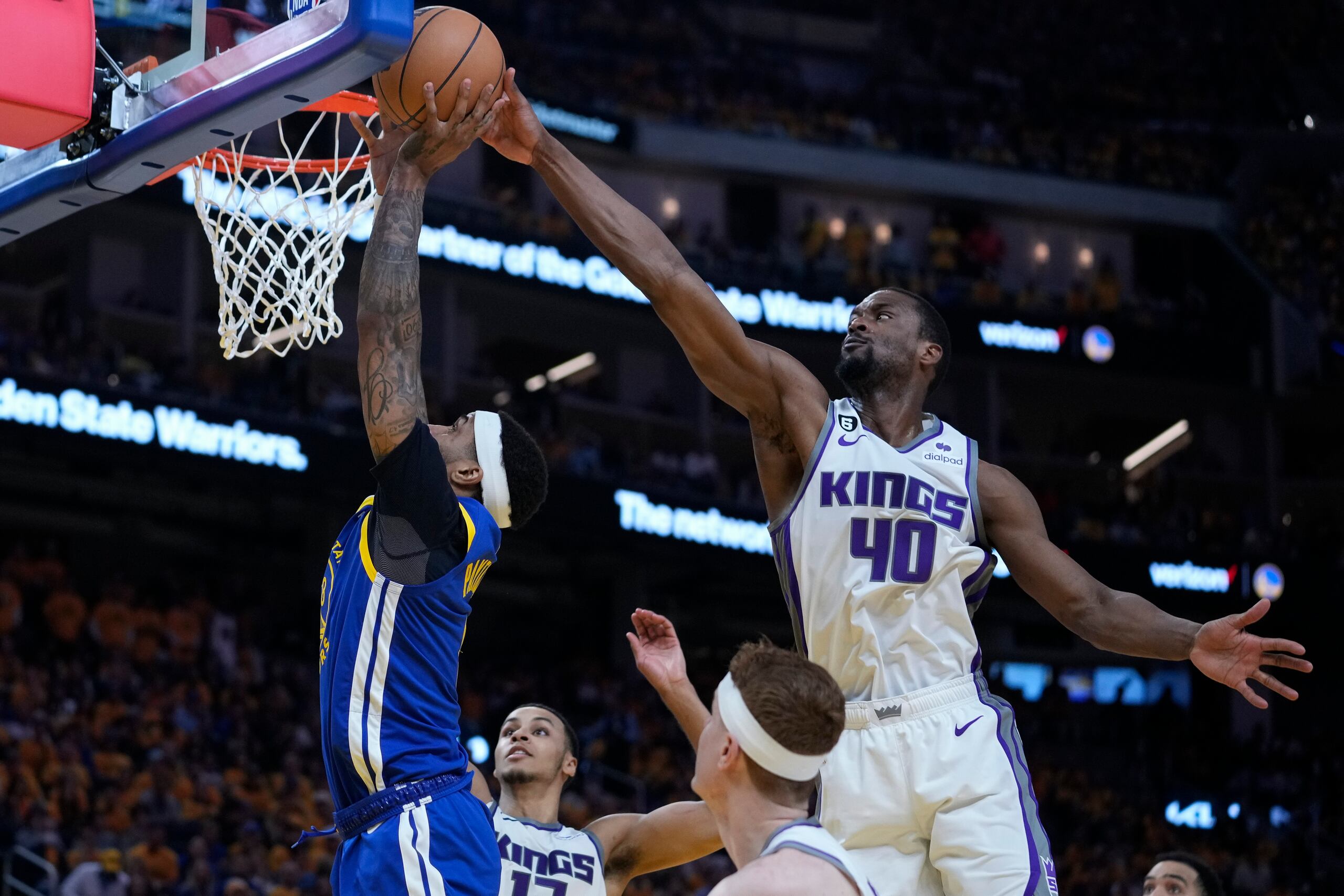 El delantero de los Kings de Sacramento, Harrison Barnes (40), le bloquea un tiro a Gary Payton II, de los Warriors de Golden State.