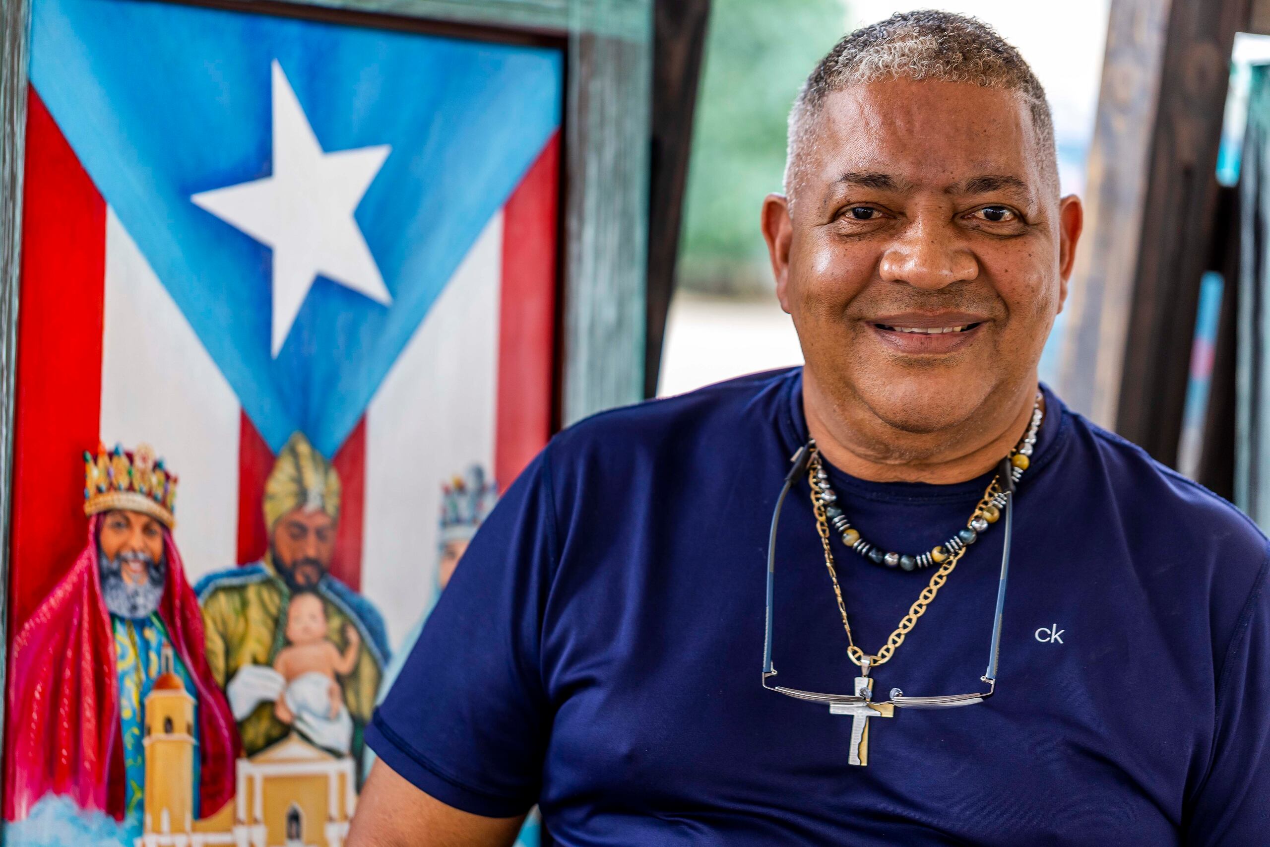 El artista plástico y músico Edward Moyo Cruz, junto a su obra "Los Reyes de Borinquen". (Xavier García)