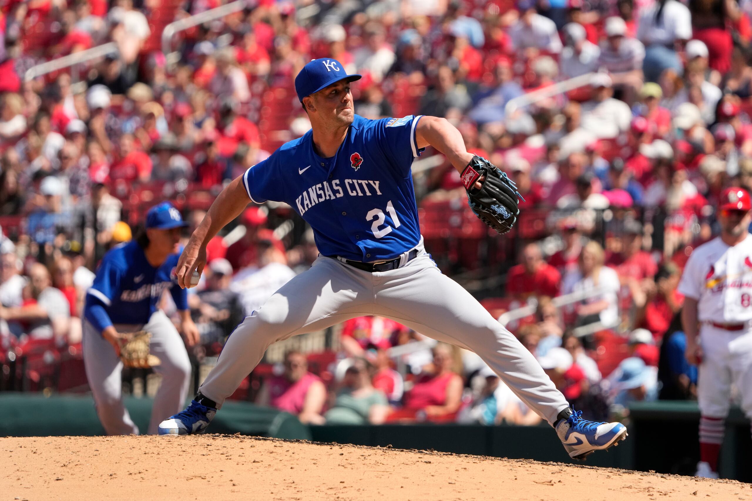 Mike Mayers de los Reales de Kansas City lanza contra los Cardenales de San Luis, el lunes 29 de mayo de 2023. (AP Foto/Jeff Roberson)