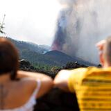 La Palma espera explosiones y gases nocivos cuando la lava llegue al mar