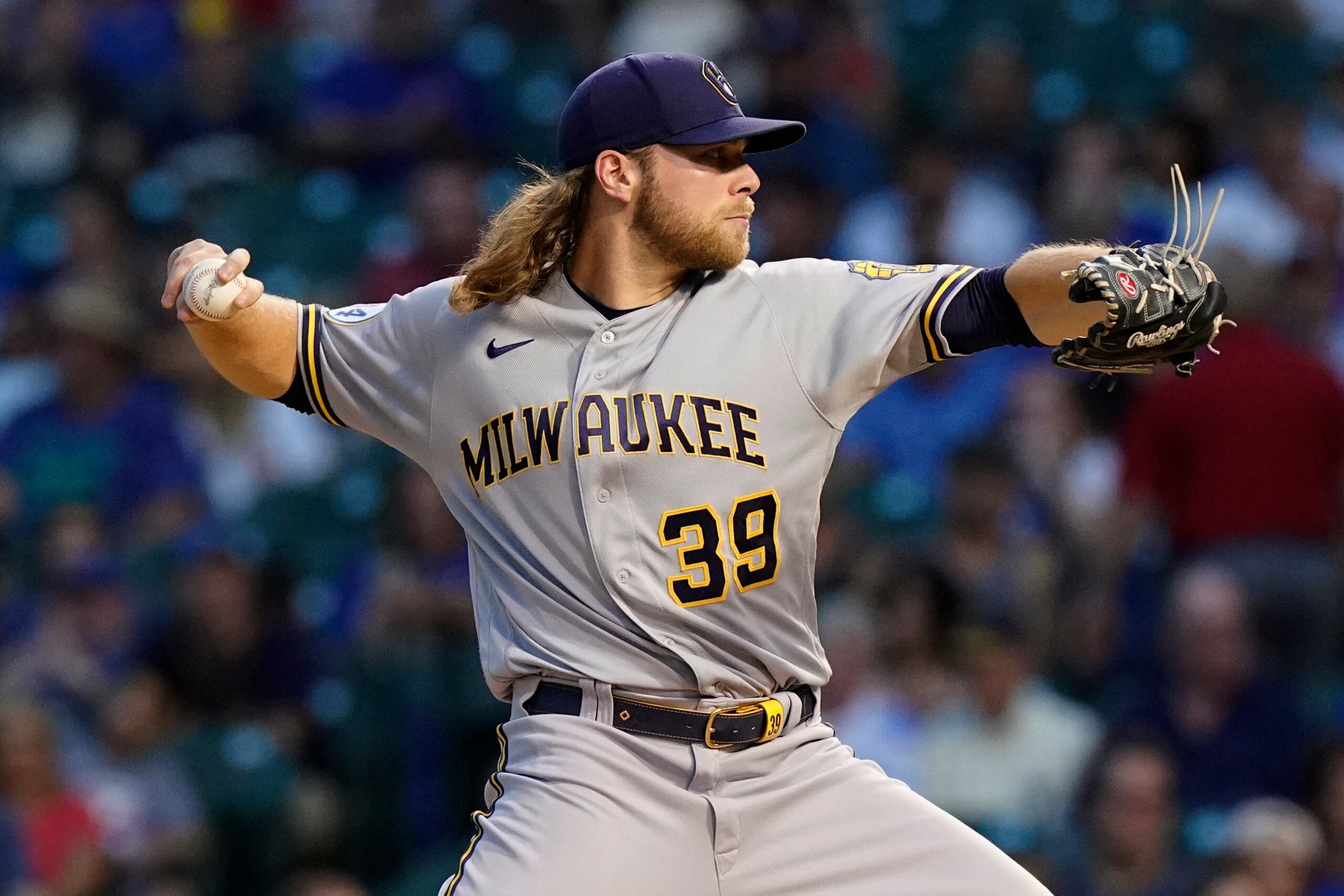 Corbin Burnes, abridor de los Cerveceros de Milwaukee, realiza un pitcheo durante el encuentro del miércoles ante los Cubs de Chicago.