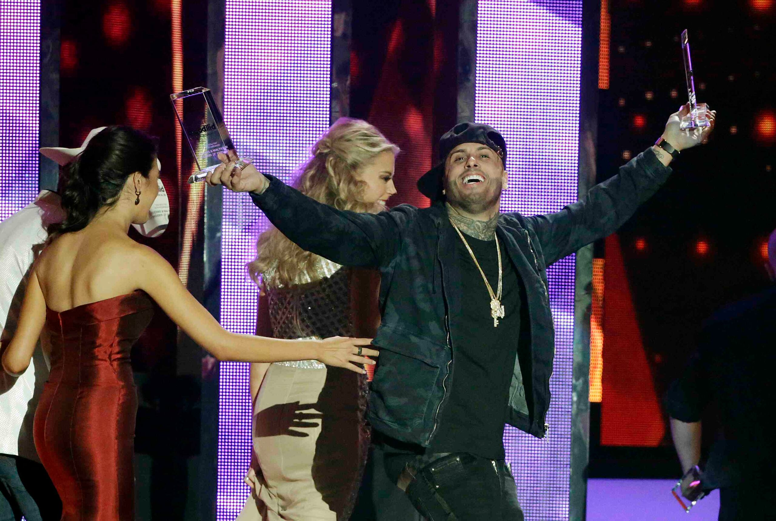 Nicky Jam, cantante urbano de origen boricua y dominicano ganó el galardón de artista del año en el apartado de canciones de estilo Latin Rhythm. (AP /Wilfredo Lee)
