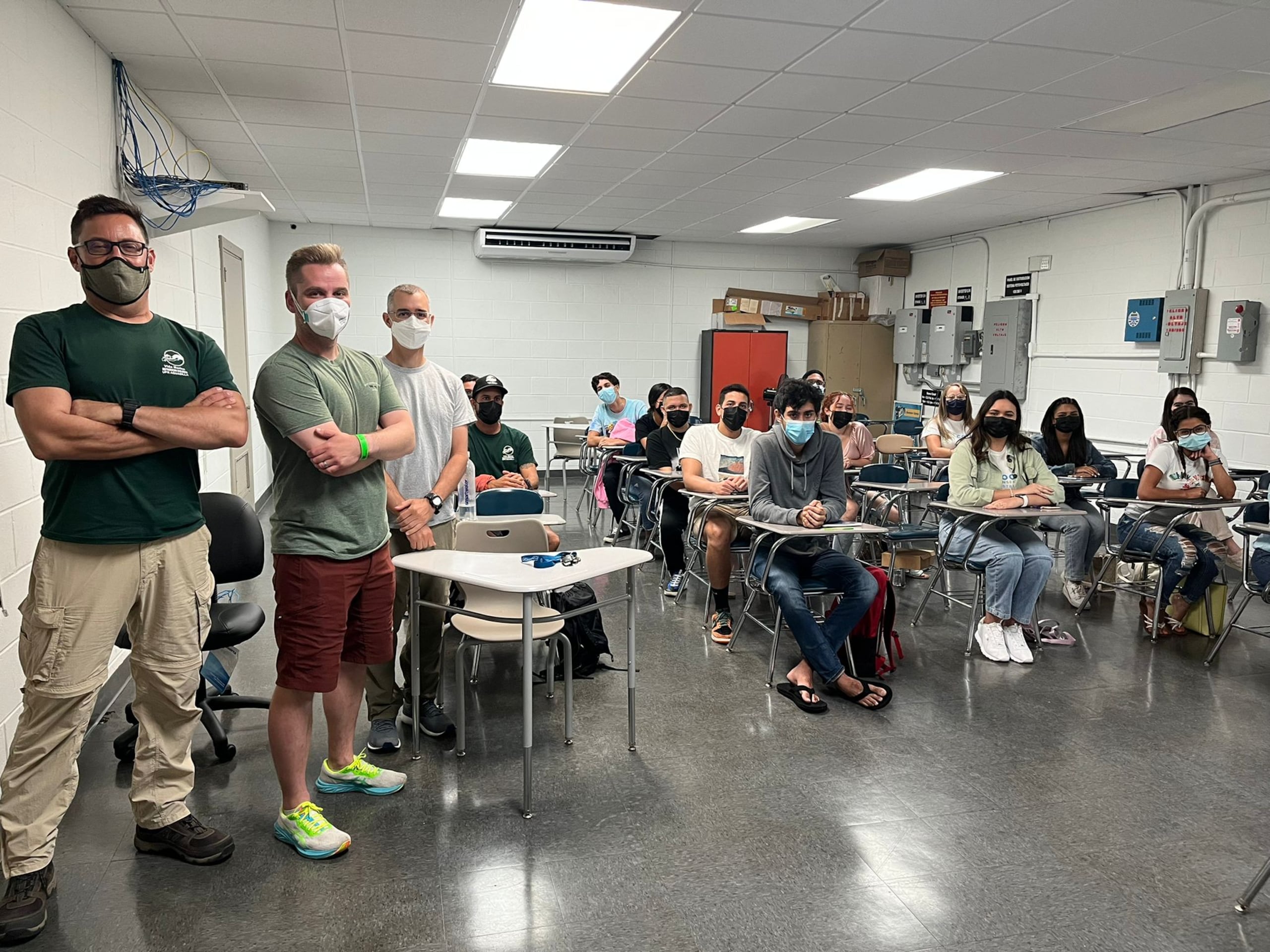 Estudiantes del Programa de Investigación Subgraduada en Biología (BIOL 3108) de UPR Aguadilla junto a los investigadores.