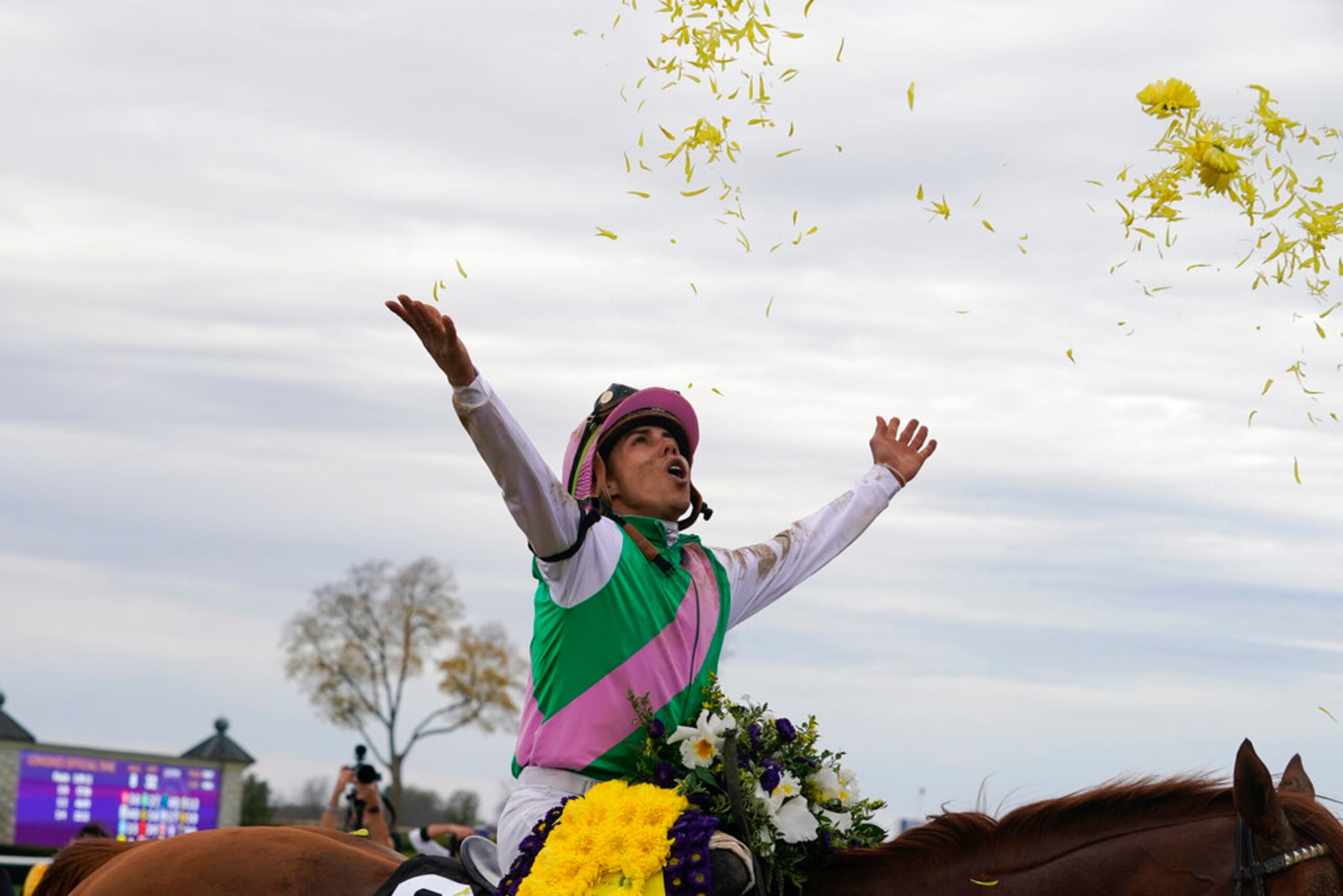 Irad Ortiz Jr. celebra sobre on Elite Power después de ganar la prueba de velocidad en el Breeders' Cup.