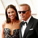 Esposa de Kevin Costner le pide el divorcio tras 18 años de matrimonio