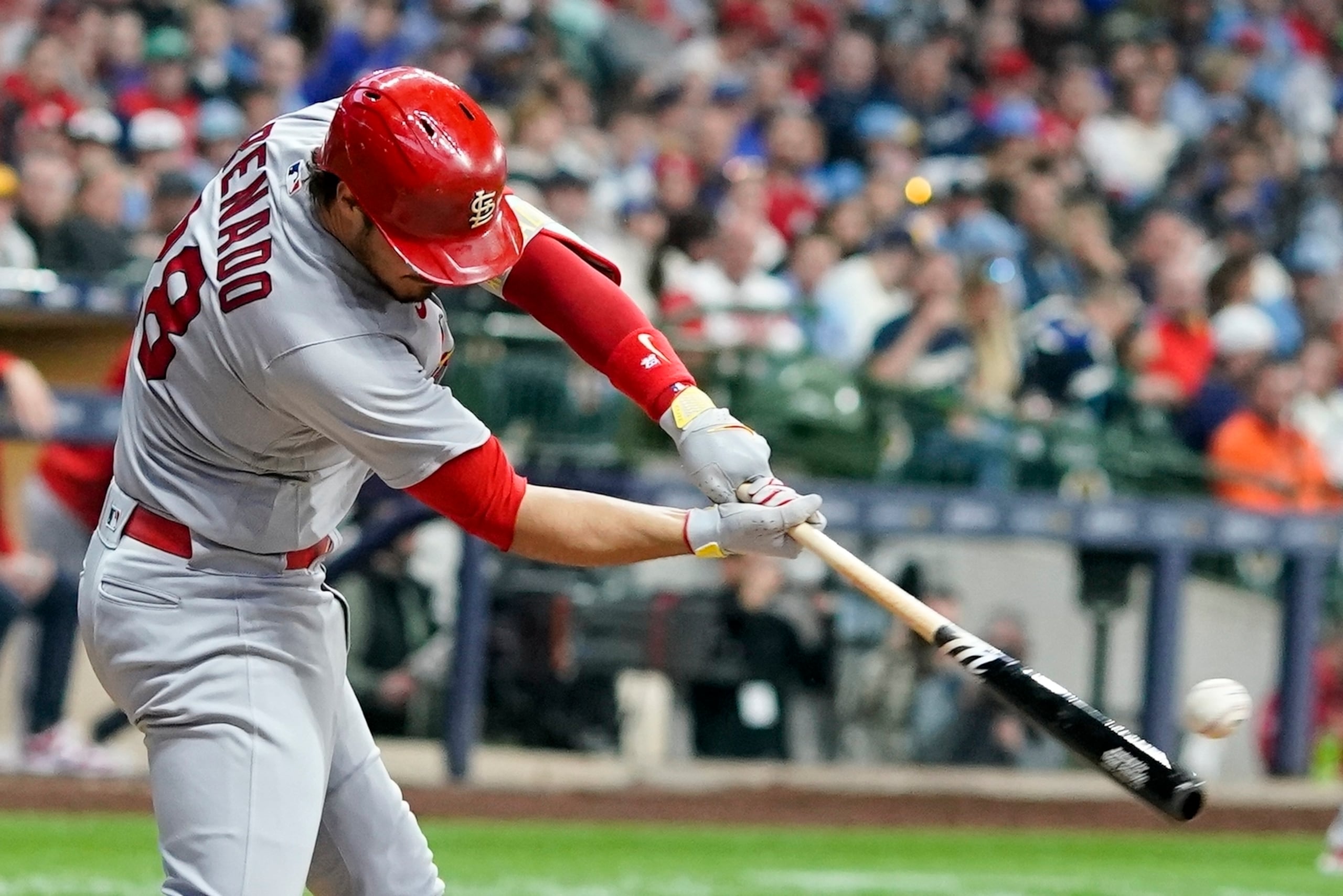 Nolan Arenado, de los Cardinals de San Luis, conecta un jonrón de dos carreras en el duelo del sábado ante los Brewers de Milwaukee.