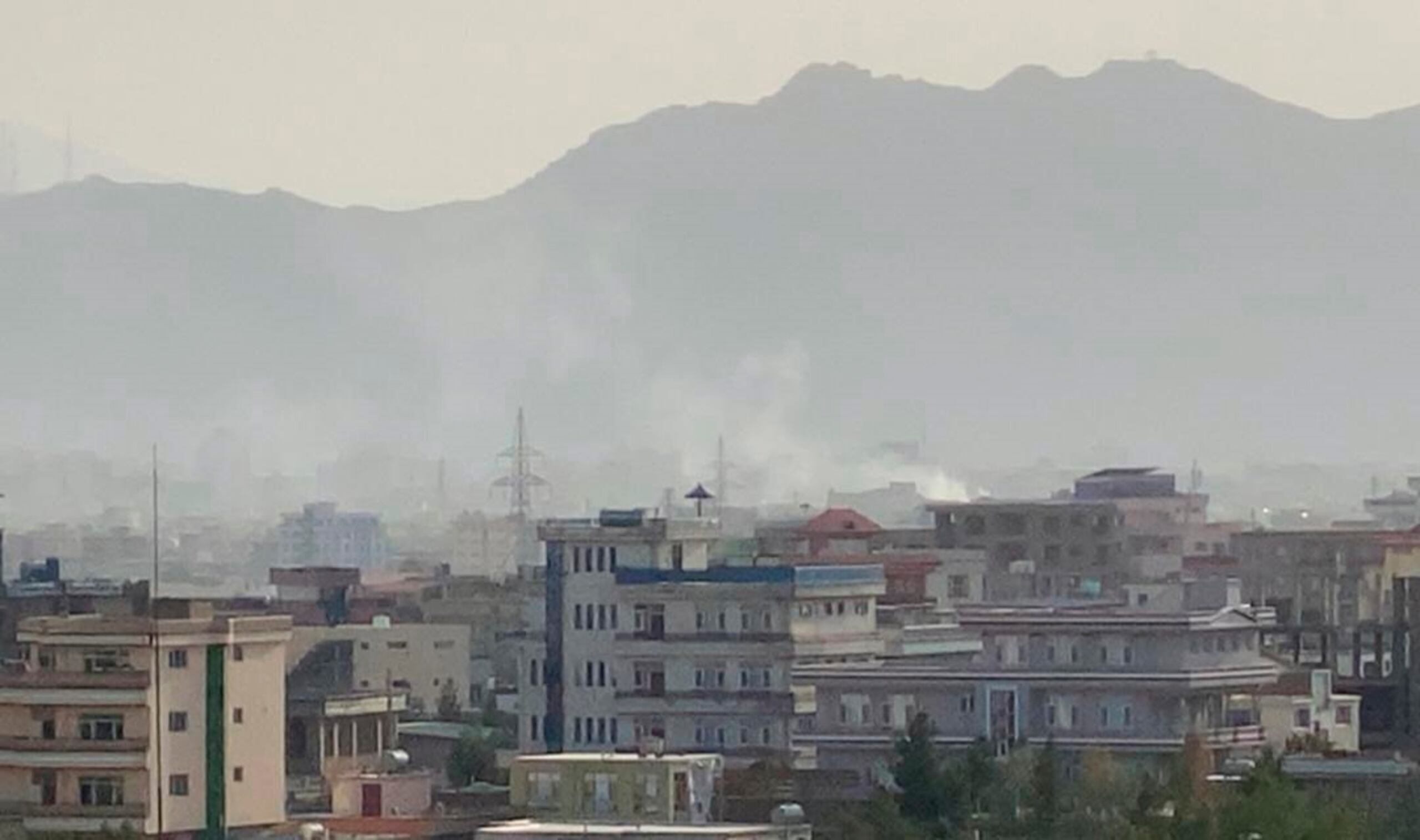 Vista de ondas de humo en el lugar tras una explosión cerca del Aeropuerto Internacional Hamid Karzai, en Kabul, Afganistán, hoy 29 de agosto de 2021. EFE/EPA/STRINGER
