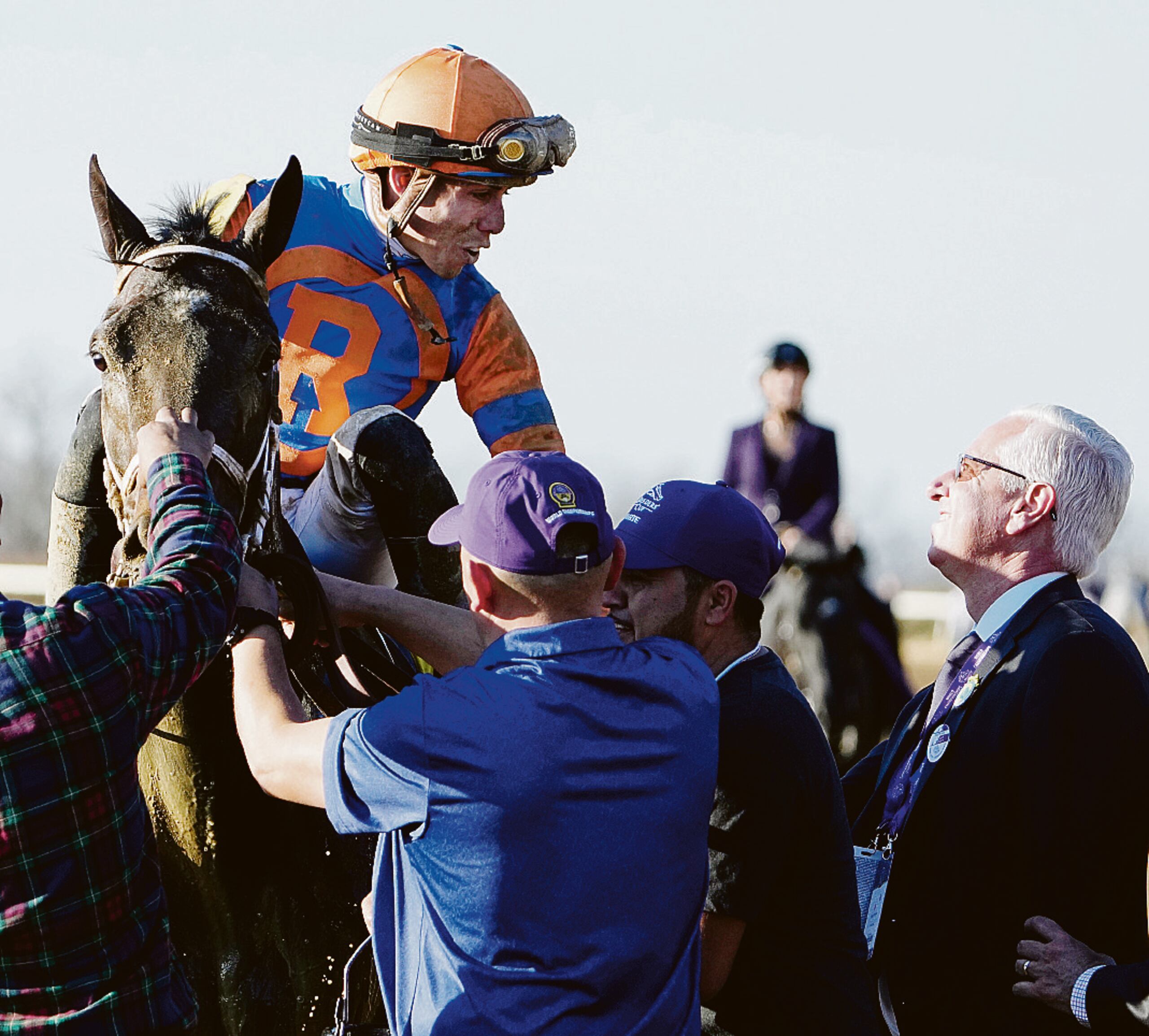 Irad Ortiz Jr. y Forte, aquí celebrando su victoria en el Breeders' Cup del 2022 junto a su entrenador Todd Pletcher, entran a la semana del Kentucky Derby como los favoritos para ganar en las apuestas, las que están en lectura de 3-1.