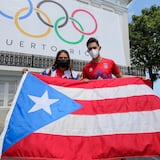 Rebosantes de orgullo Adriana Díaz y Brian Afanador al recibir la bandera oficial