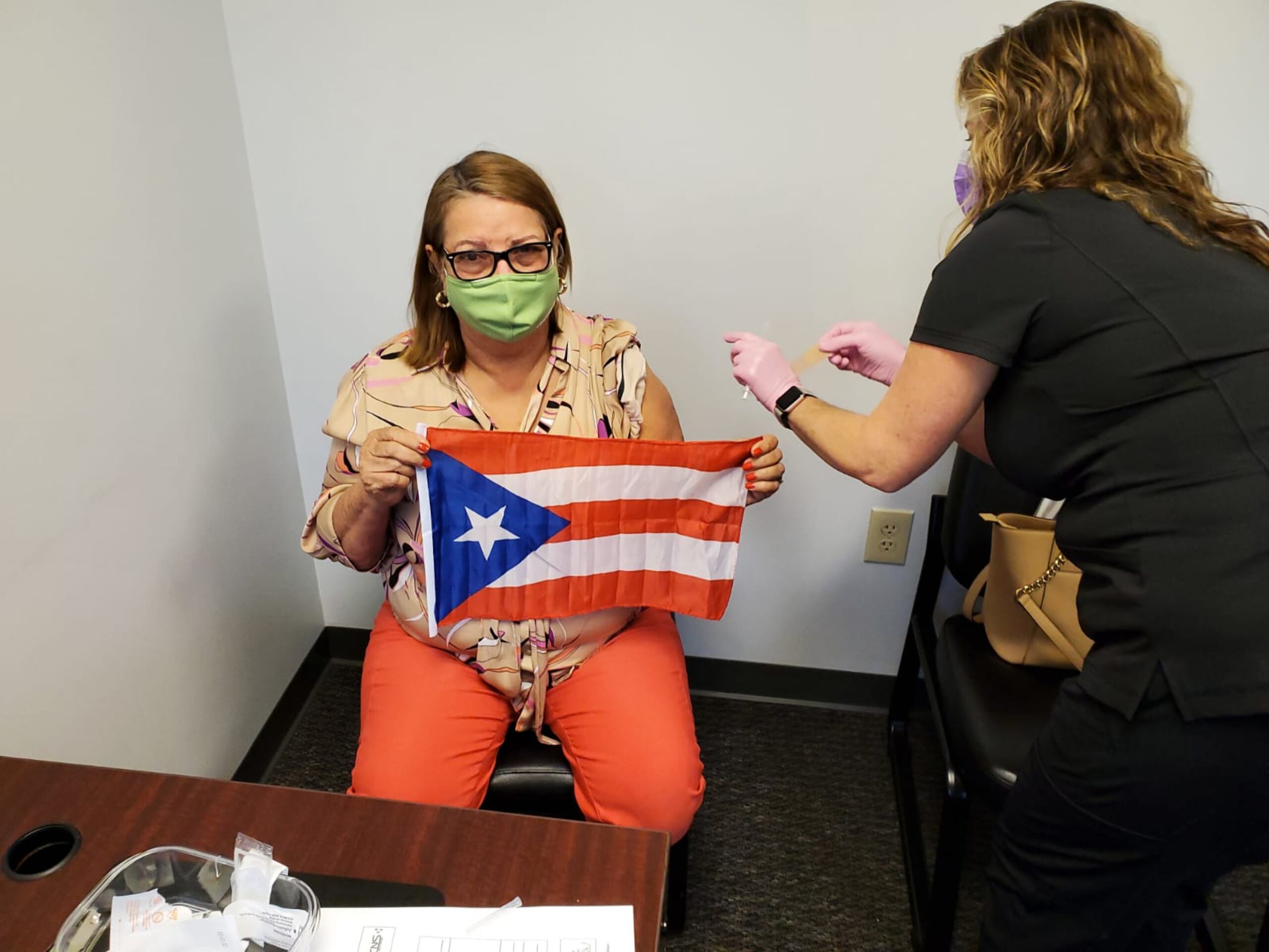 Aferrada a nuestra monoestrellada, doña Noelia Pérez recibió en Tennessee la primera de dos dosis de la vacuna que desarrolla la farmacéutica Pfizer y BioNTech.