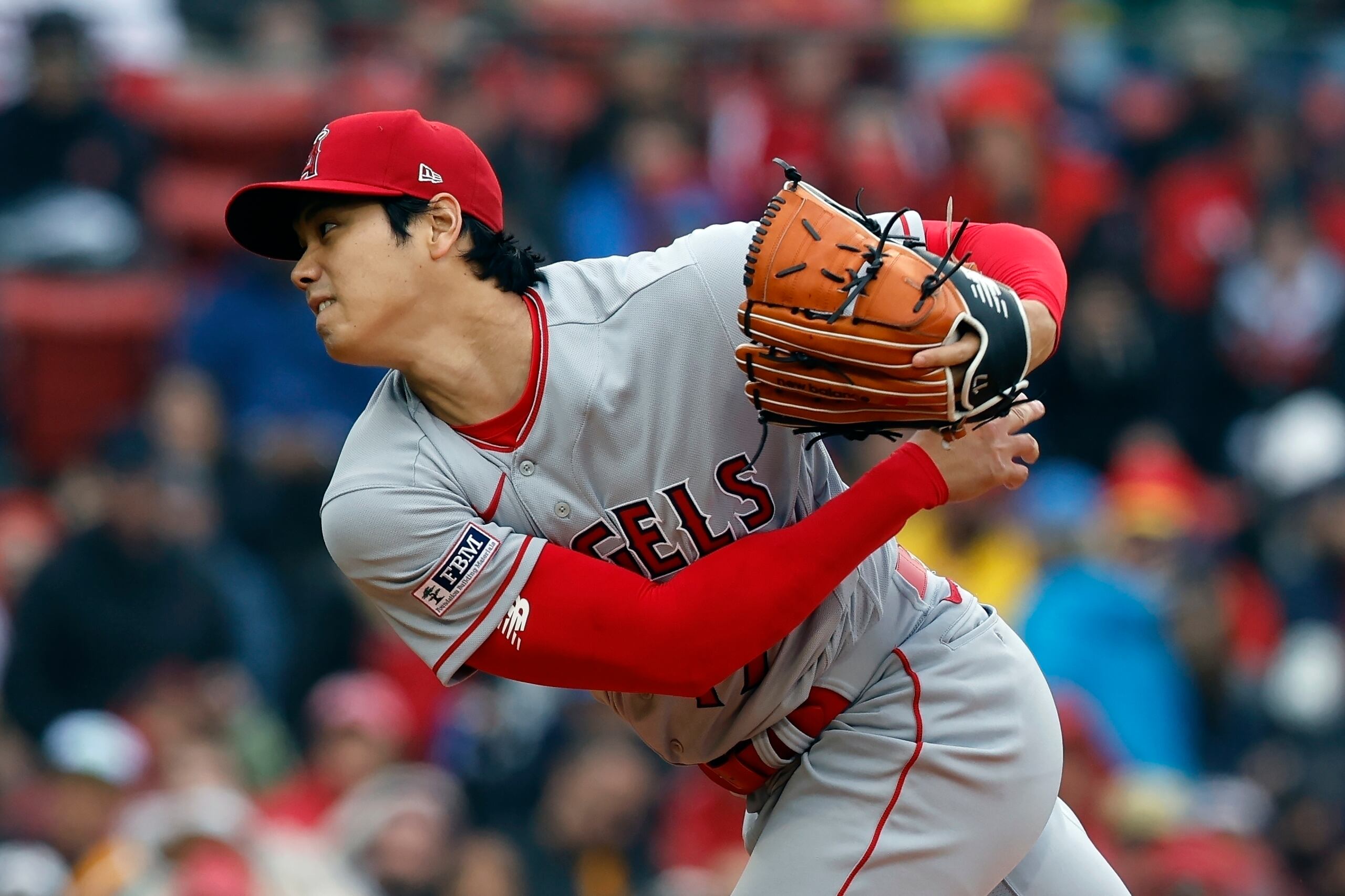 Shohei Ohtani de los Angels  lanza ante los Red Sox en el Día de los Patriotas del 2023.