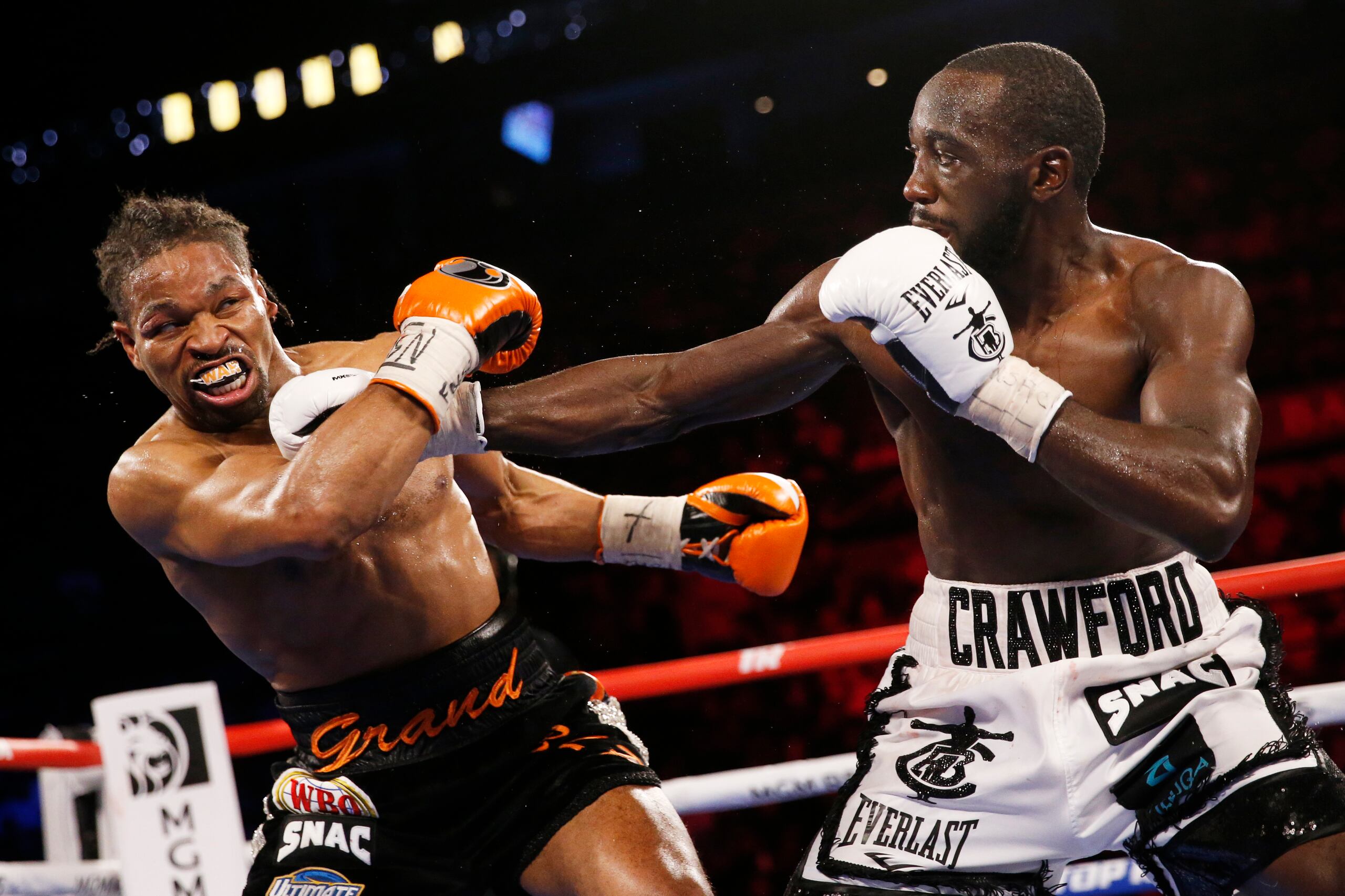 Terence Crawford castiga a Shawn Porter durante el combate de noviembre 2021.