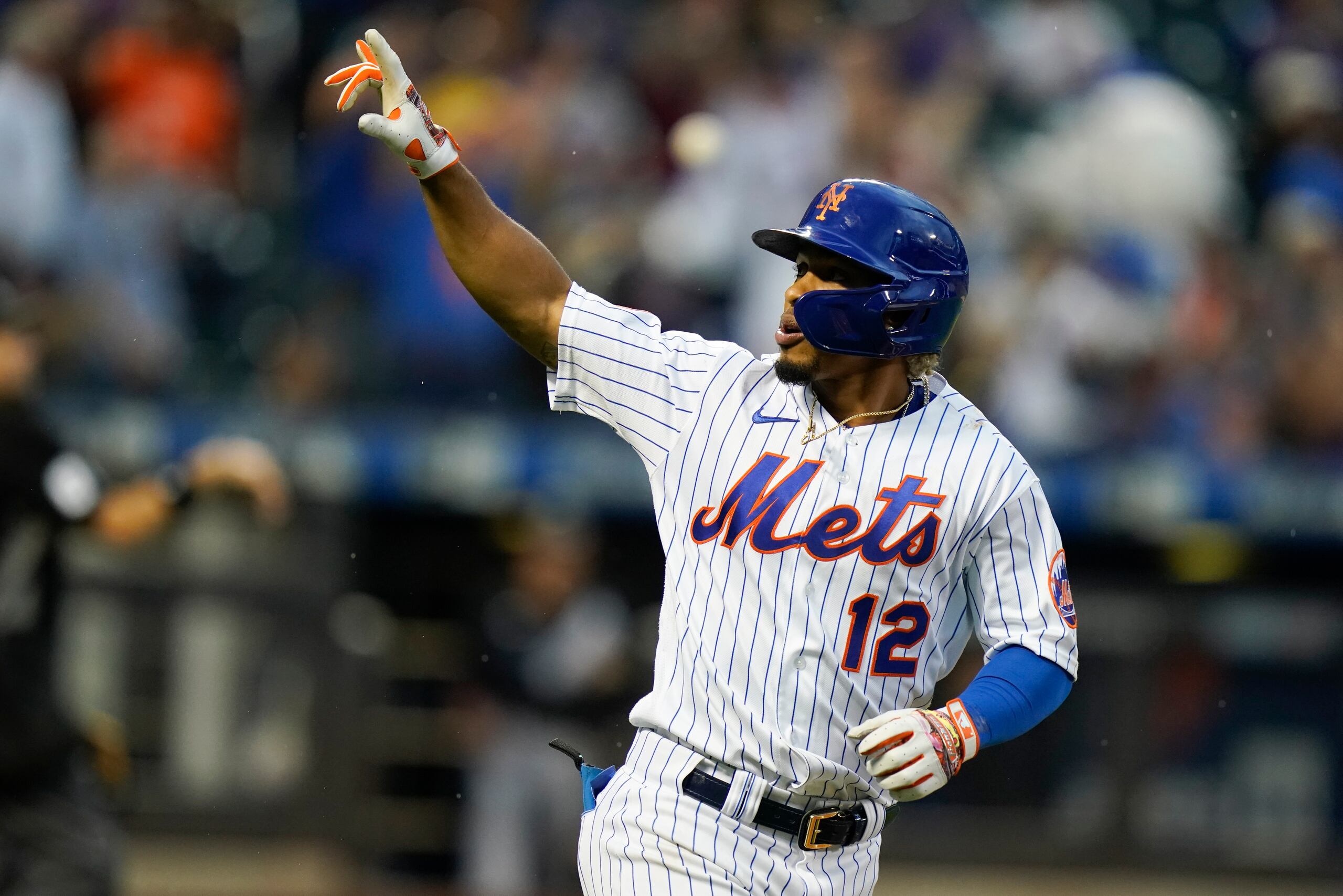 El puertorriqueño Francisco Lindor, de los Mets de Nueva York, festeja tras conectar un jonrón de dos carreras en el encuentro.